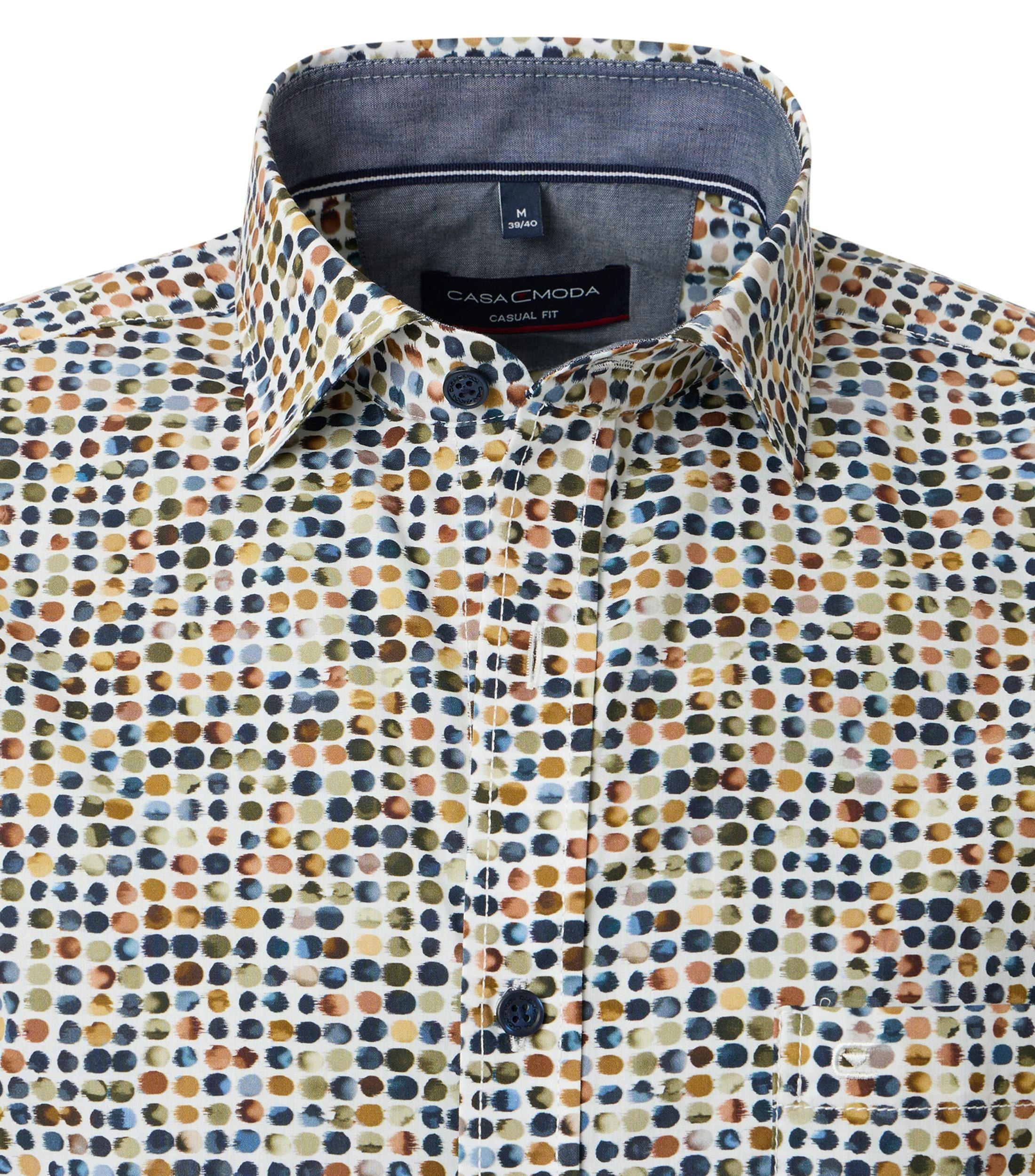 Das Model trägt ein Freizeithemd im Print Muster in der Farbe Gelb