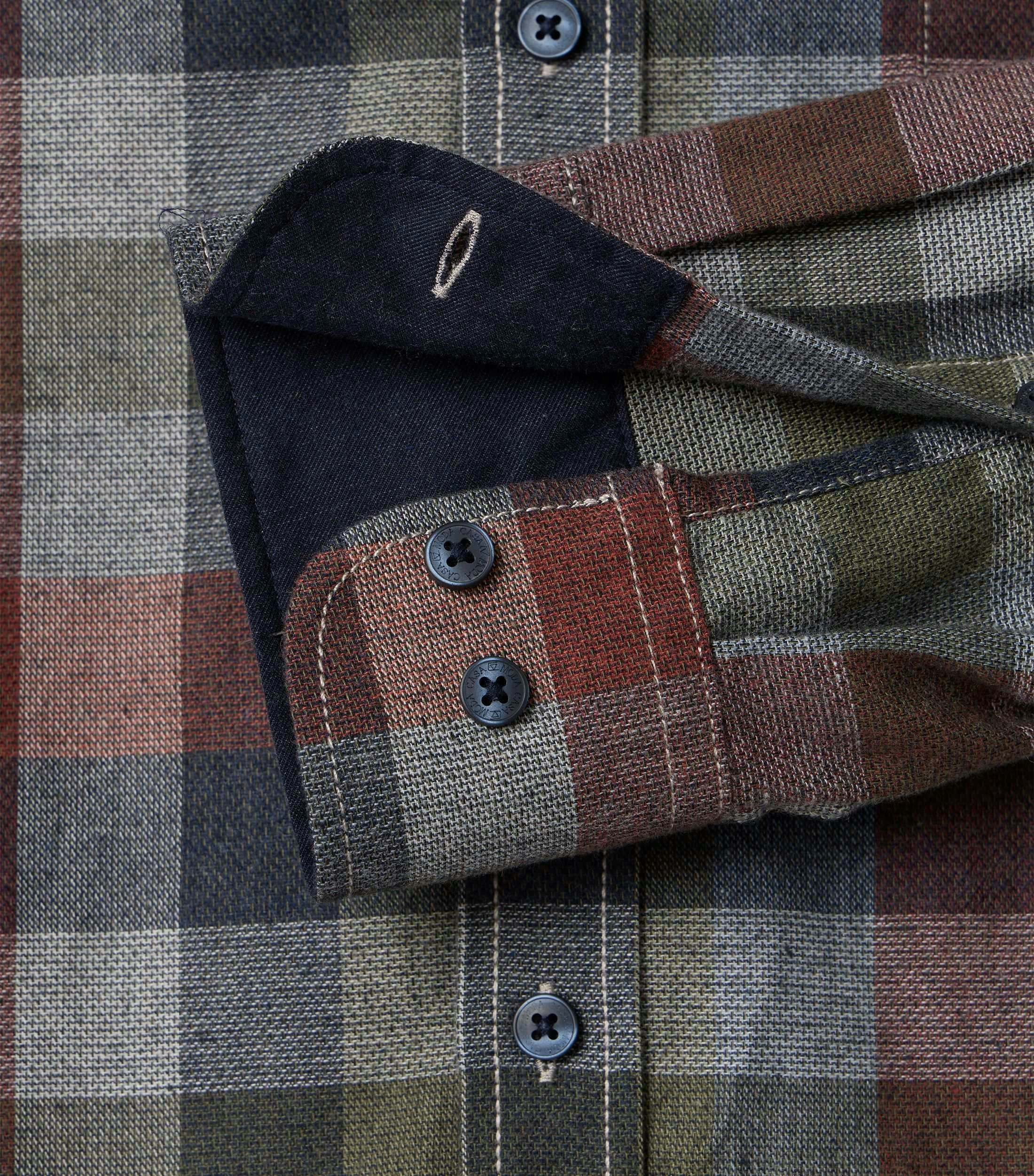 Ein Freizeithemd im kariert Muster in der Farbe Orange