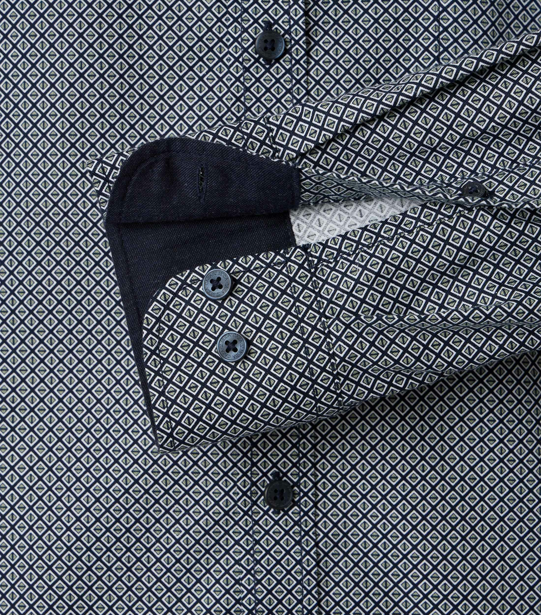 Ein Freizeithemd im Print Muster in der Farbe Grün