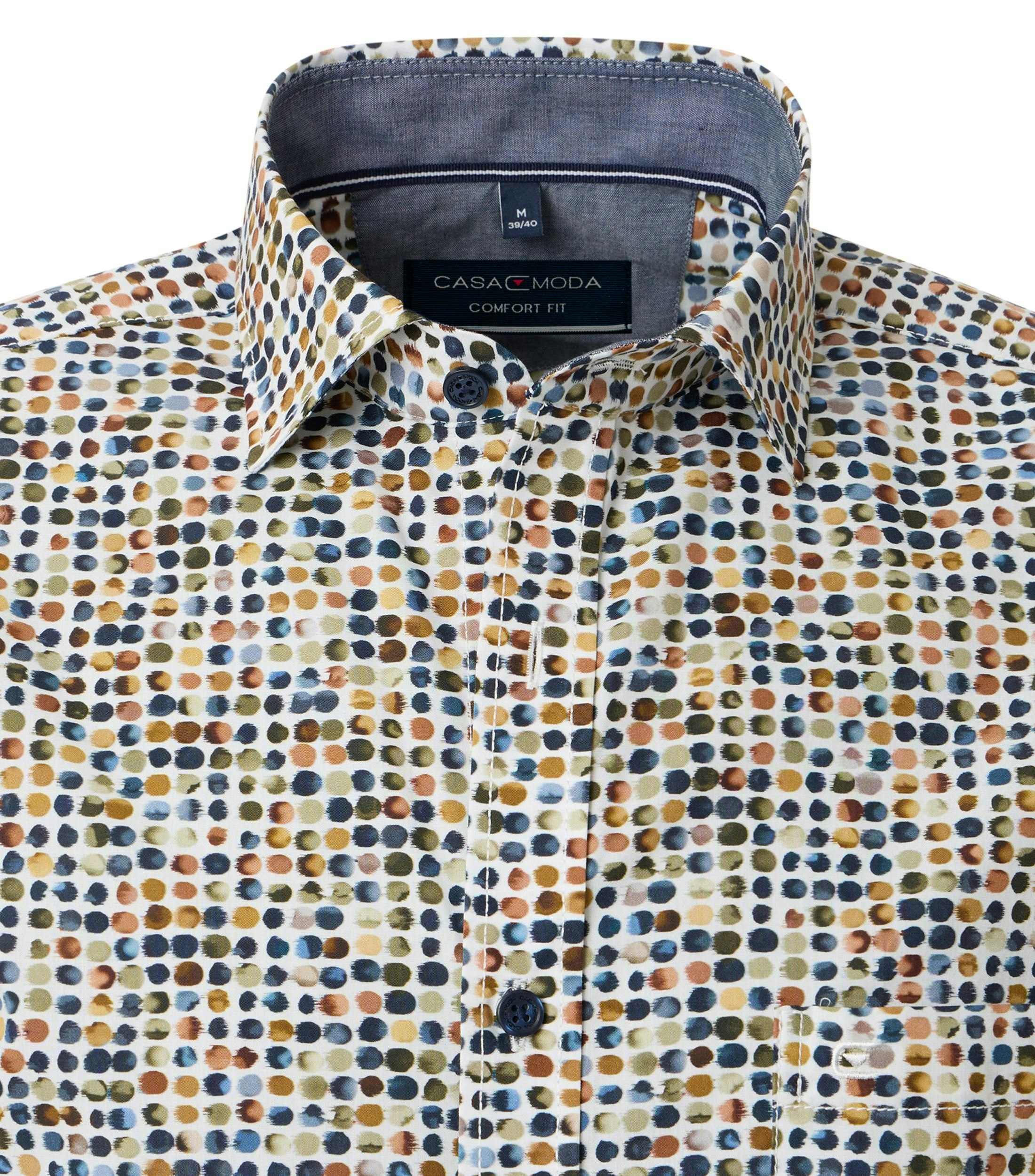 Das Model trägt ein Freizeithemd im Print Muster in der Farbe Grün