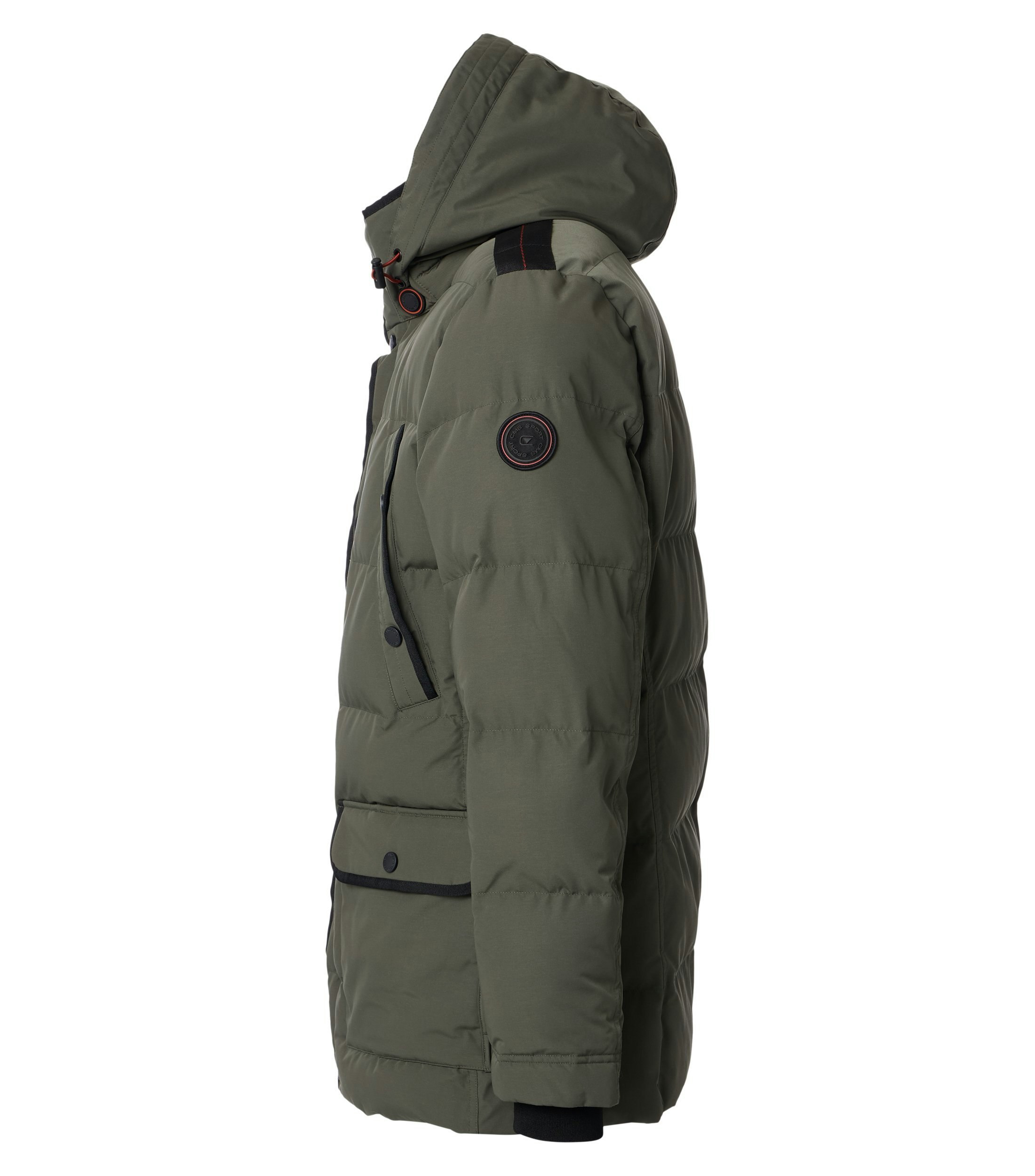 Das Model trägt eine Jacke im uni Muster in der Farbe Grün