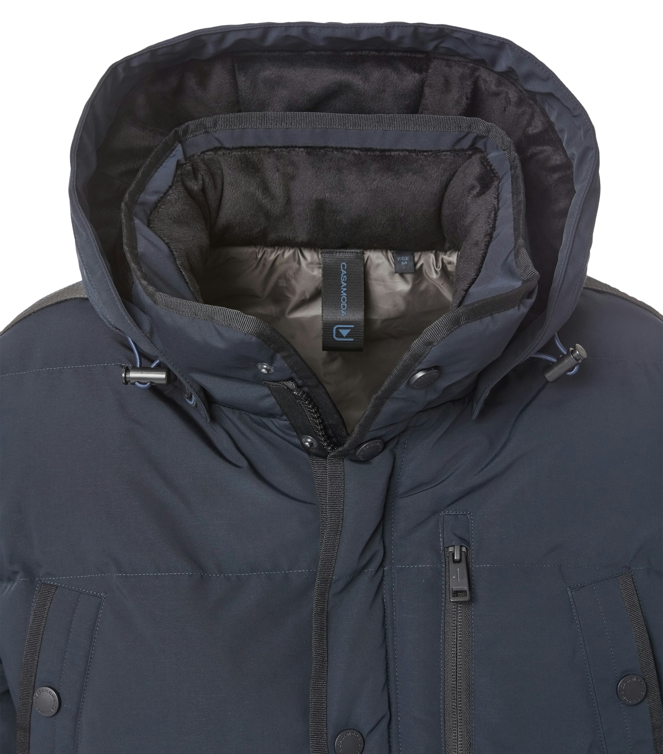 Das Model trägt eine Jacke im uni Muster in der Farbe Blau