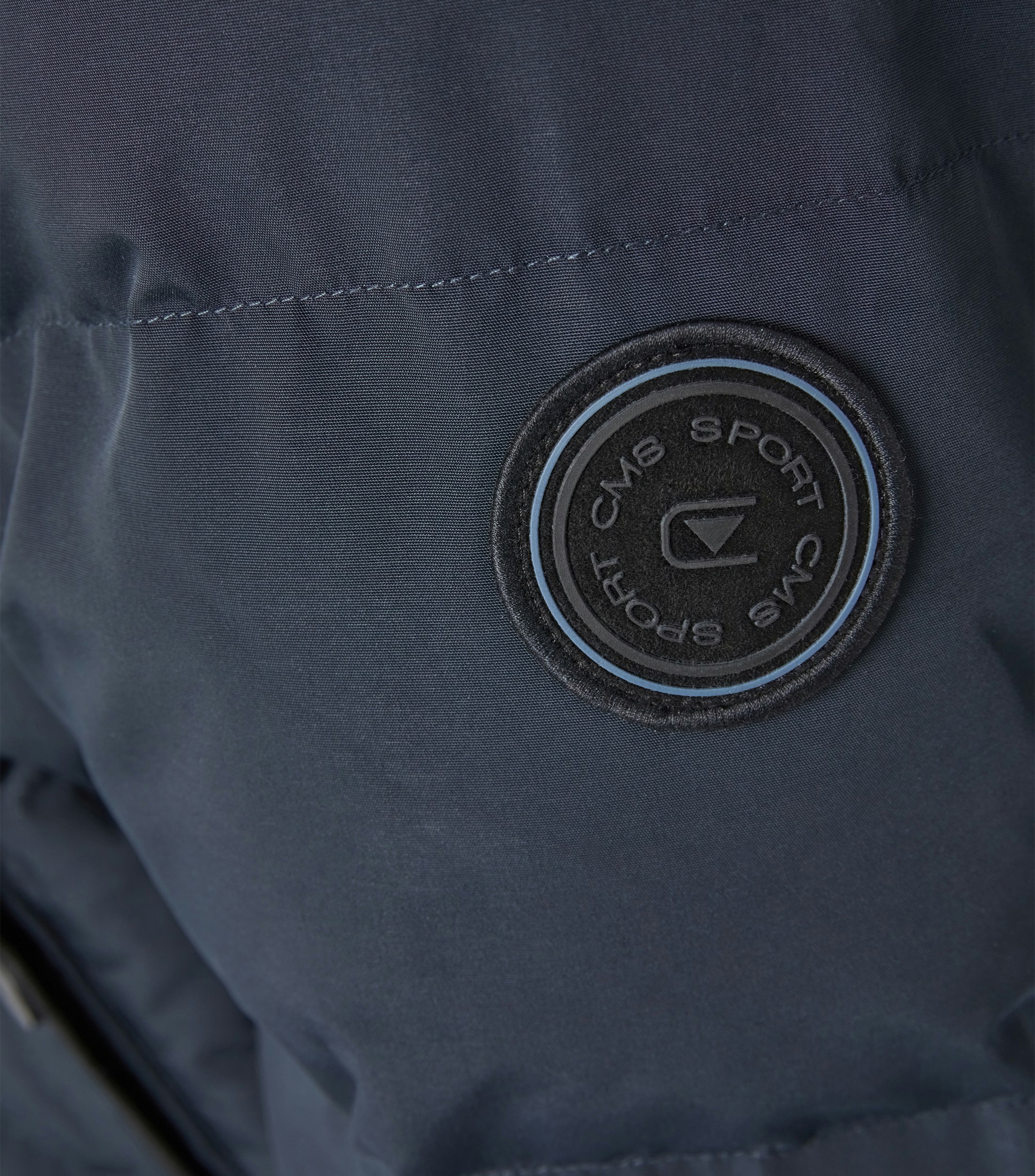 Das Model trägt eine Jacke im uni Muster in der Farbe Blau