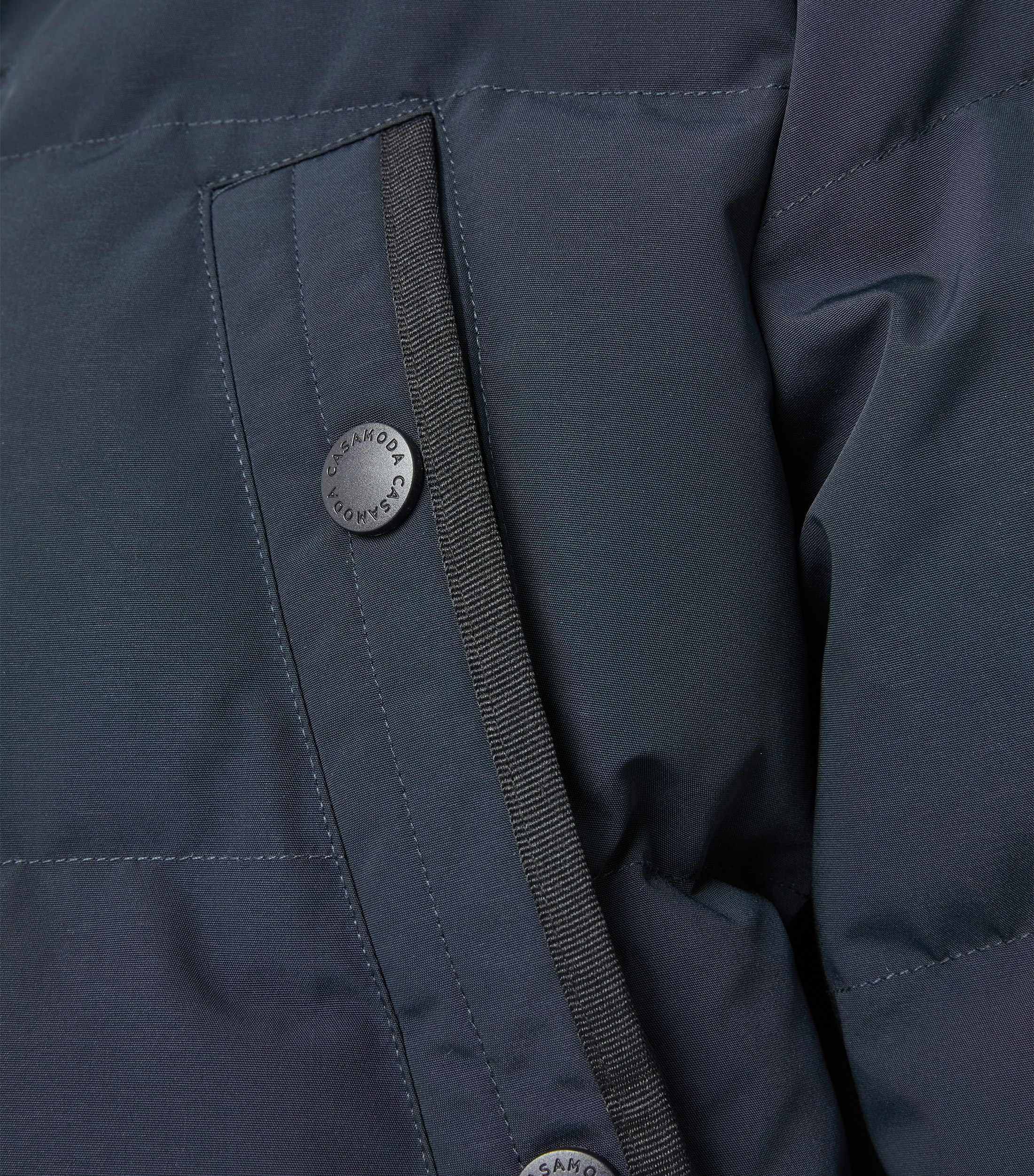 Das Model trägt eine Jacke im uni Muster in der Farbe Blau