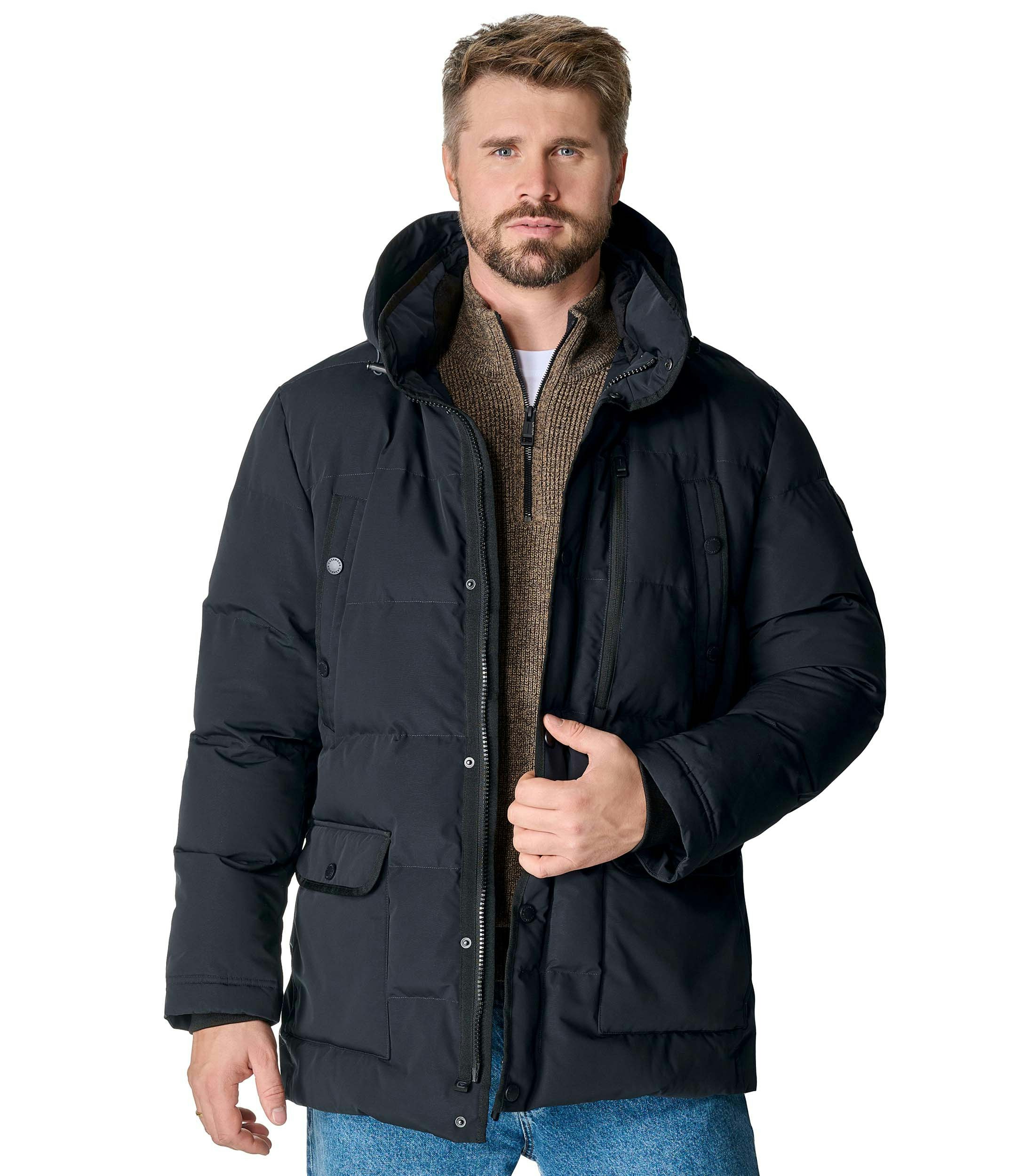 Das Model trägt eine Jacke im uni Muster in der Farbe Blau