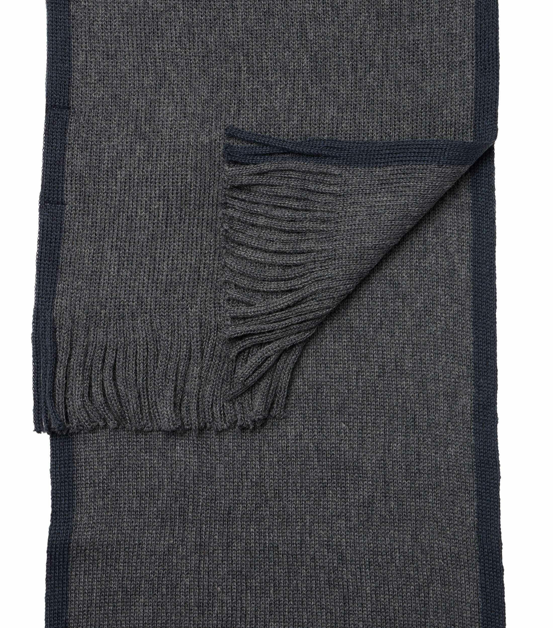 Ein Schal im uni Muster in der Farbe Grau