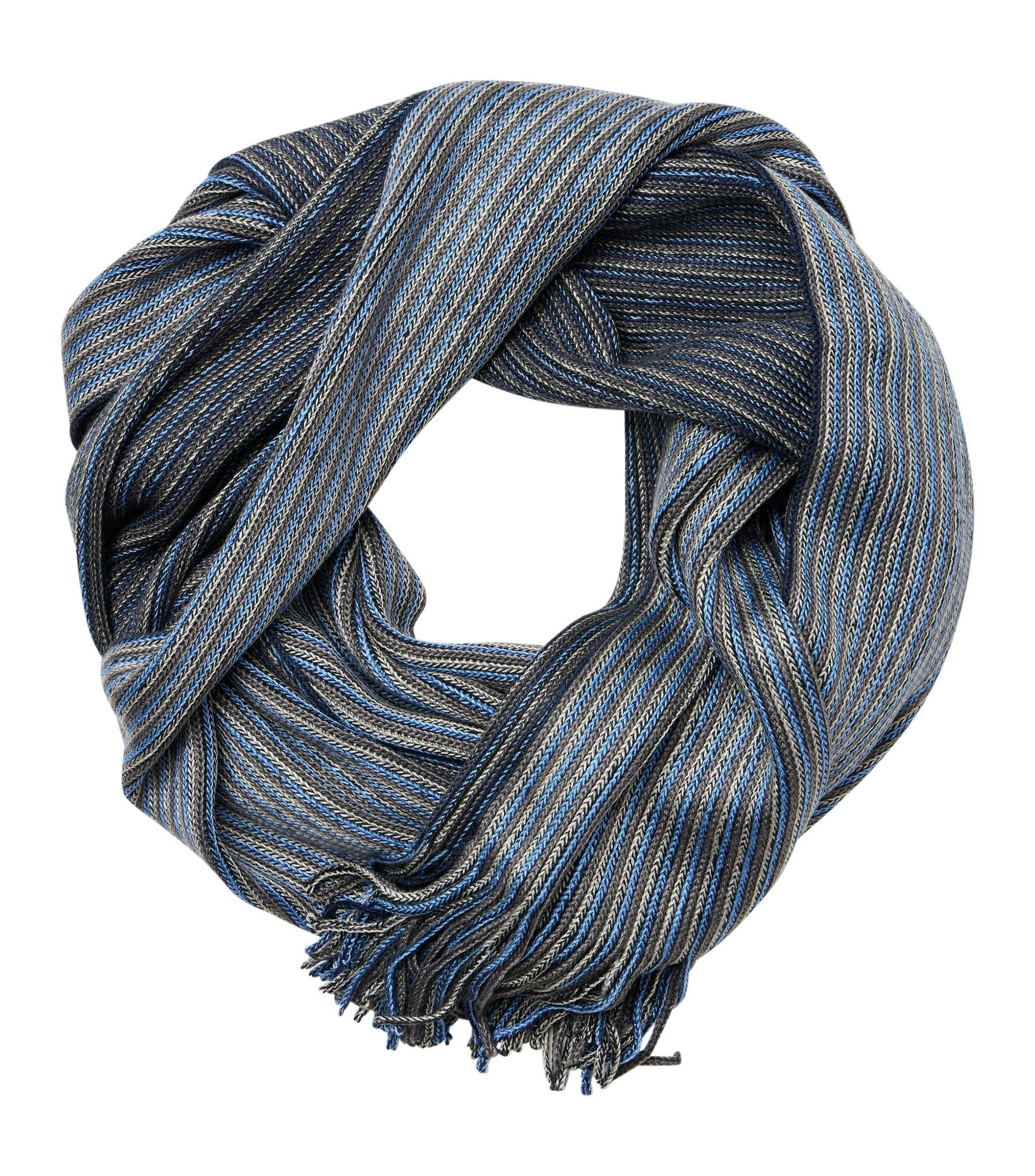 Ein Schal im uni Muster in der Farbe Hellblau