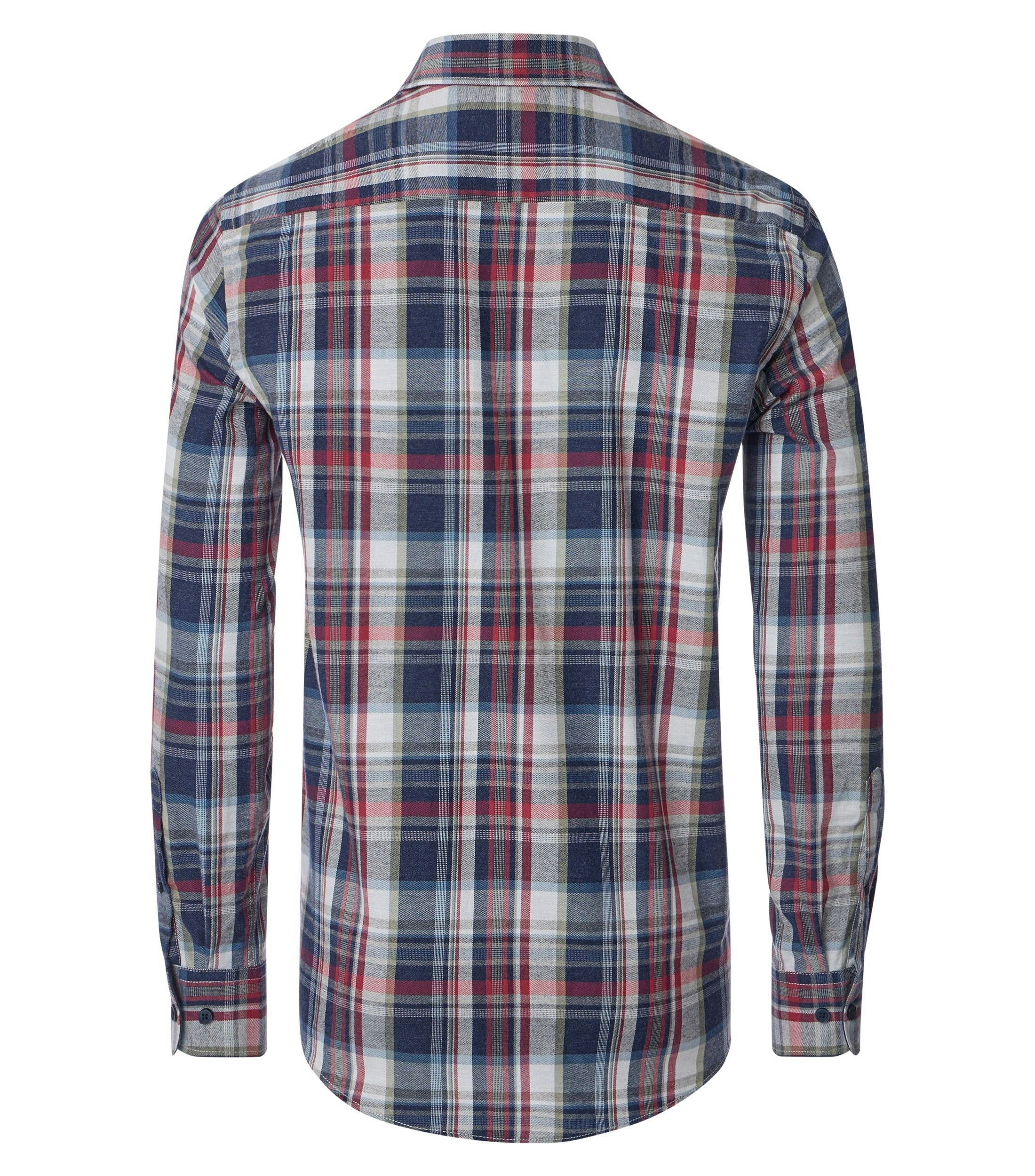 Das Model trägt ein Freizeithemd im kariert Muster in der Farbe Rot