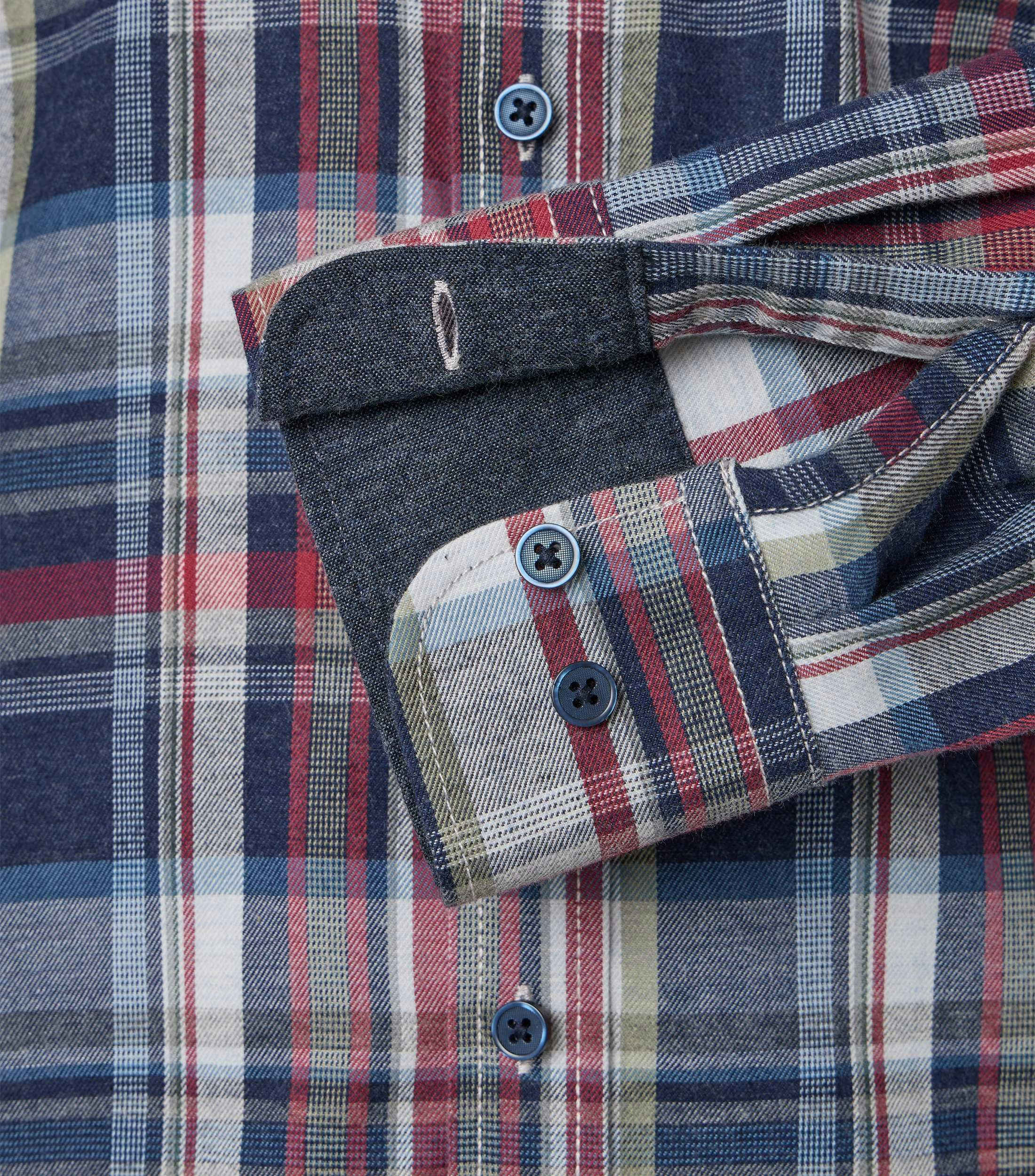 Das Model trägt ein Freizeithemd im kariert Muster in der Farbe Rot