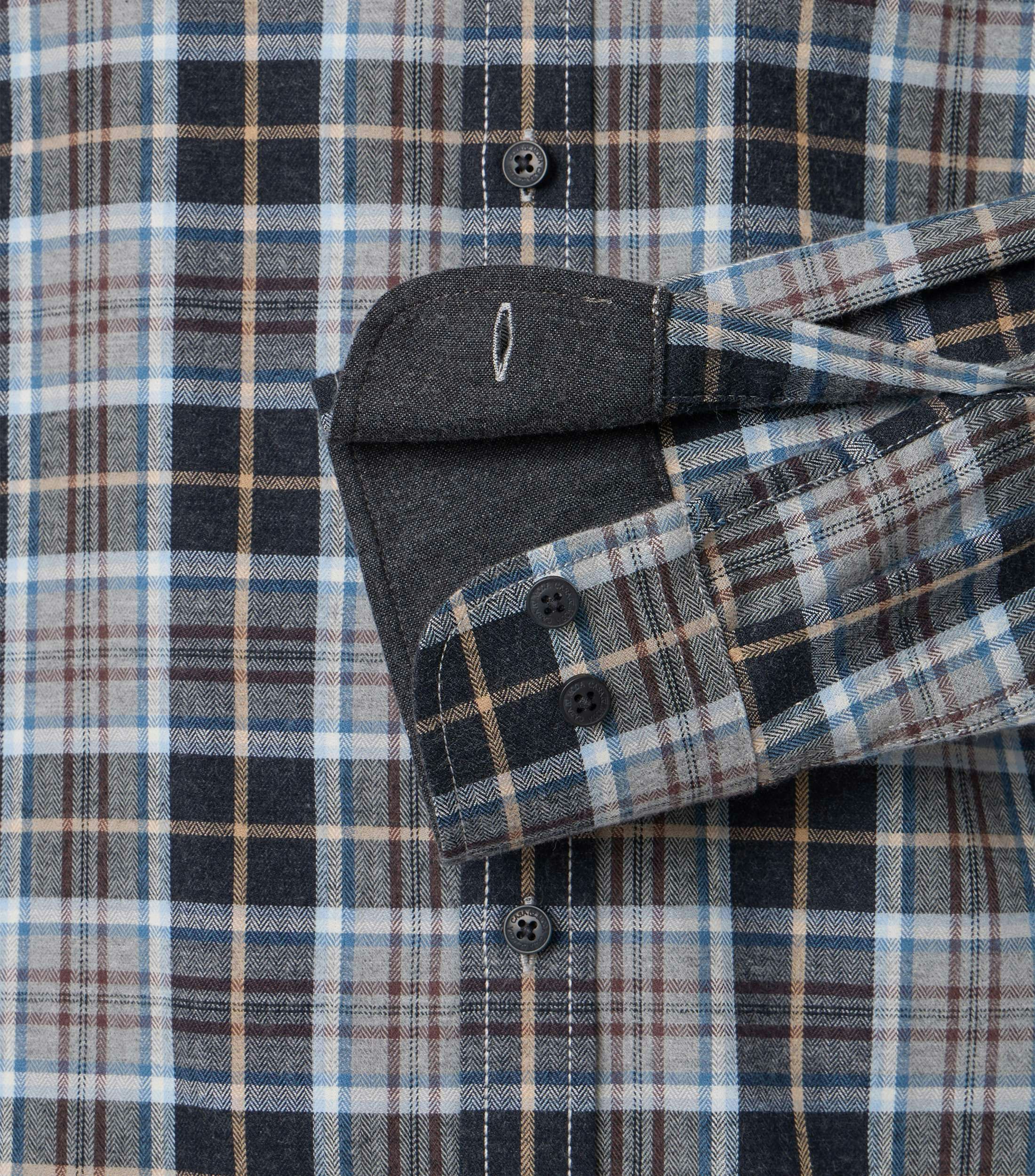 Ein Freizeithemd im kariert Muster in der Farbe Blau
