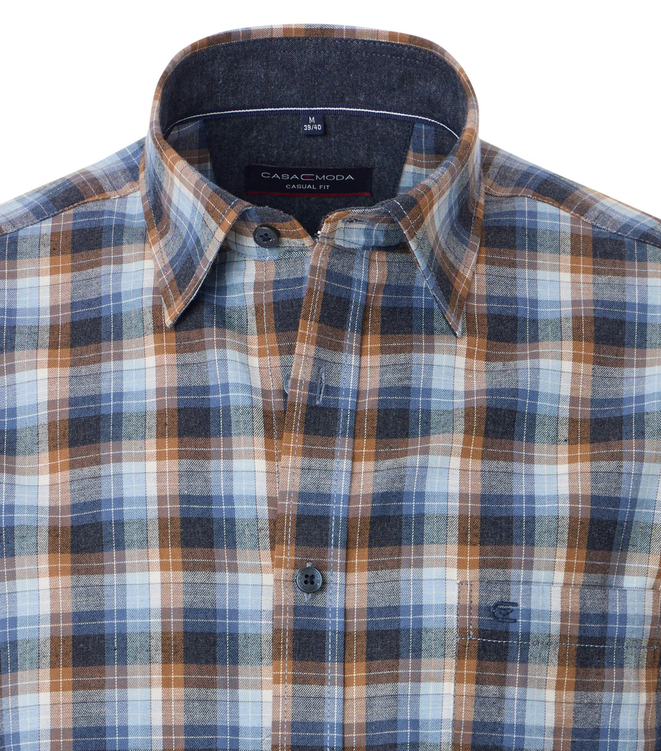 Ein Freizeithemd im kariert Muster in der Farbe Hellblau