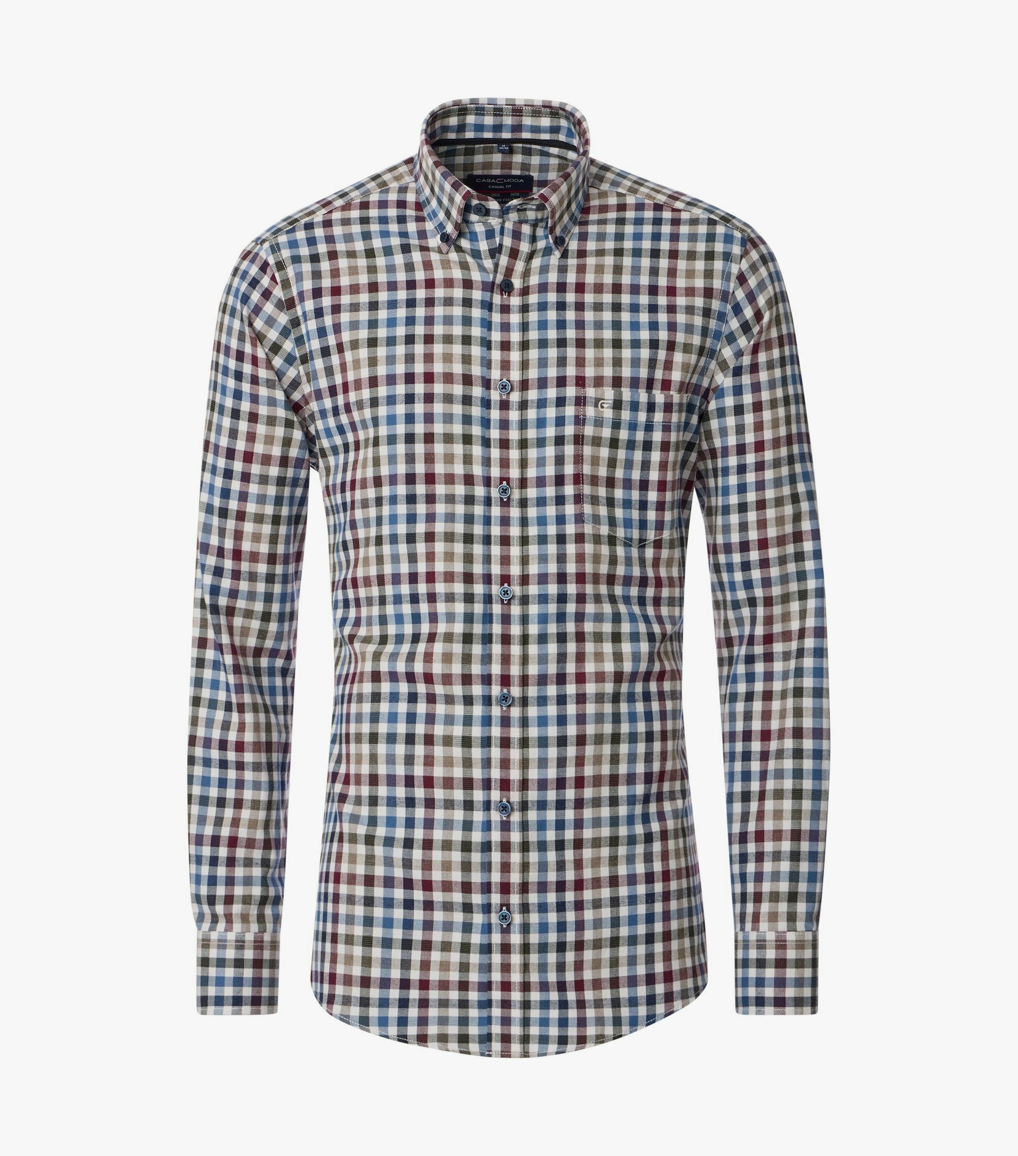 Das Model trägt ein Freizeithemd im kariert Muster in der Farbe Hellrot