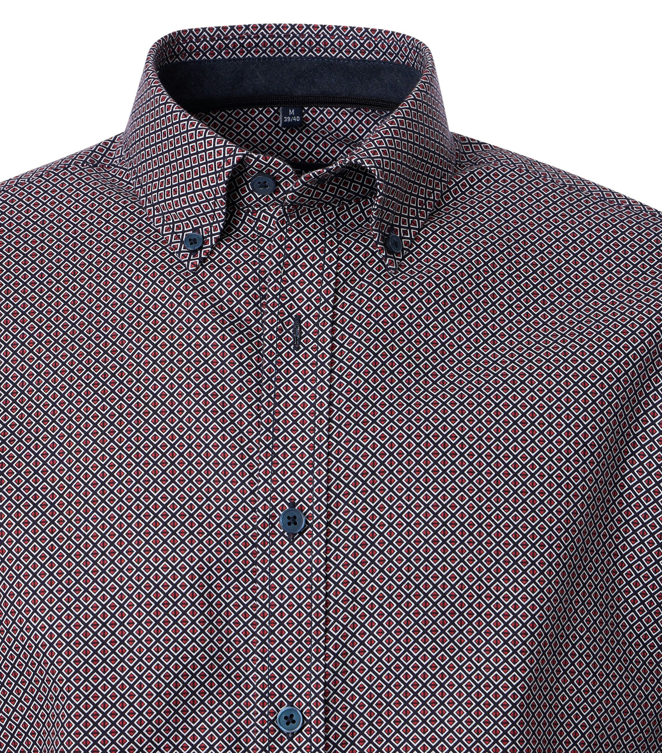 Ein Freizeithemd im Print Muster in der Farbe Rot