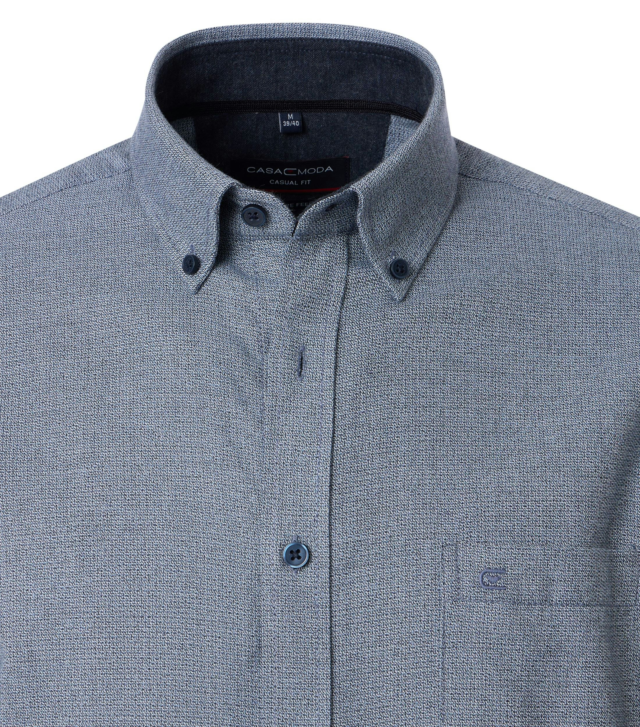 Ein Freizeithemd im uni Muster in der Farbe Blau