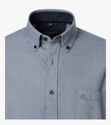 Ein Freizeithemd im uni Muster in der Farbe Blau