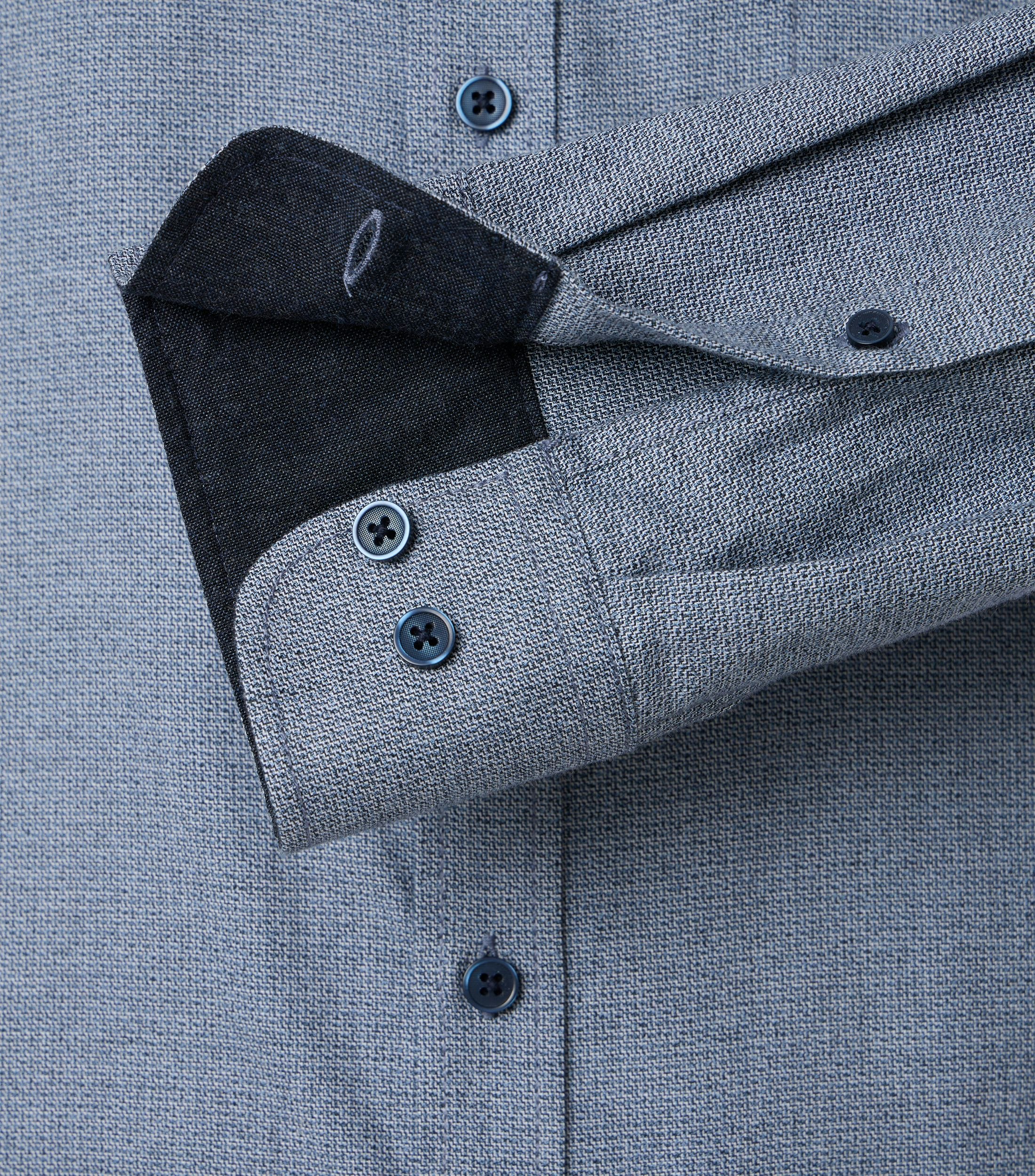 Ein Freizeithemd im uni Muster in der Farbe Blau