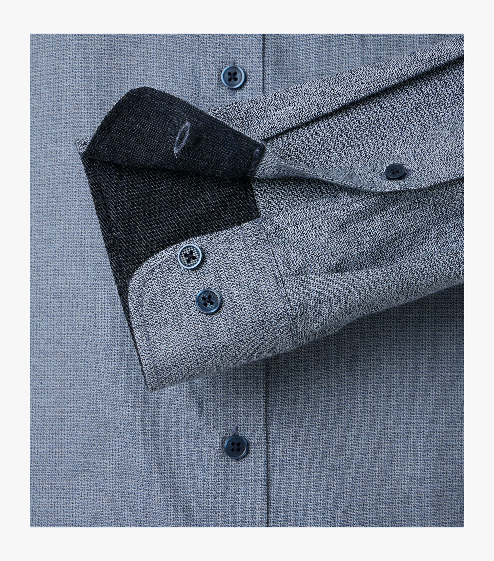 Ein Freizeithemd im uni Muster in der Farbe Blau