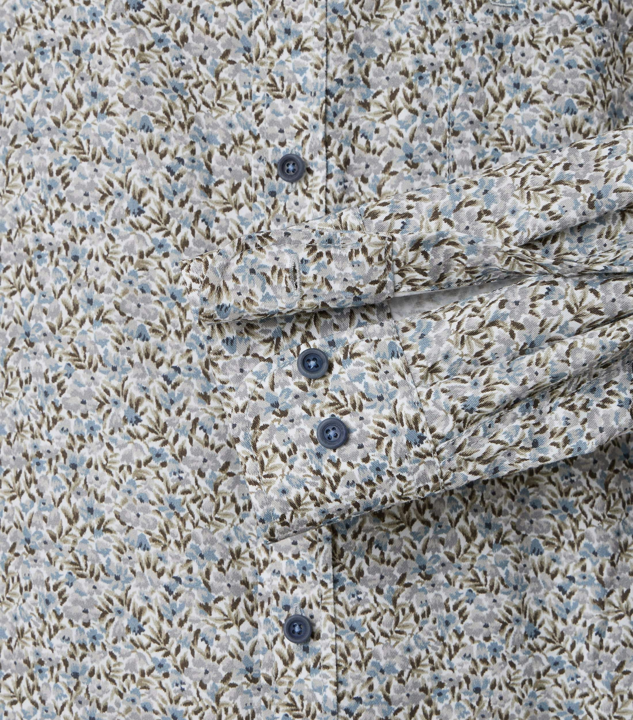 Ein Freizeithemd im Print Muster in der Farbe Champagner Beige