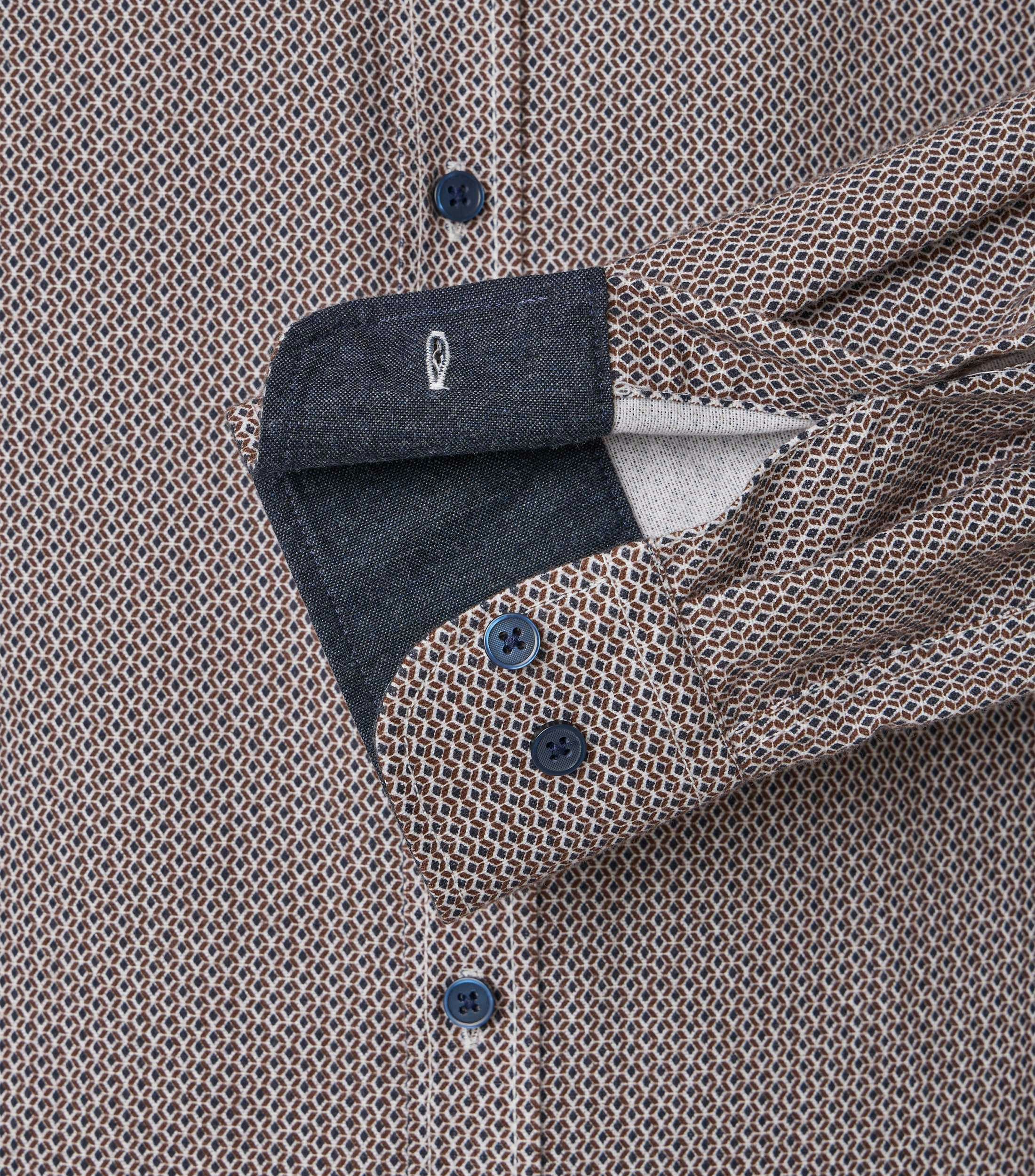 Ein Freizeithemd im Print Muster in der Farbe Braun