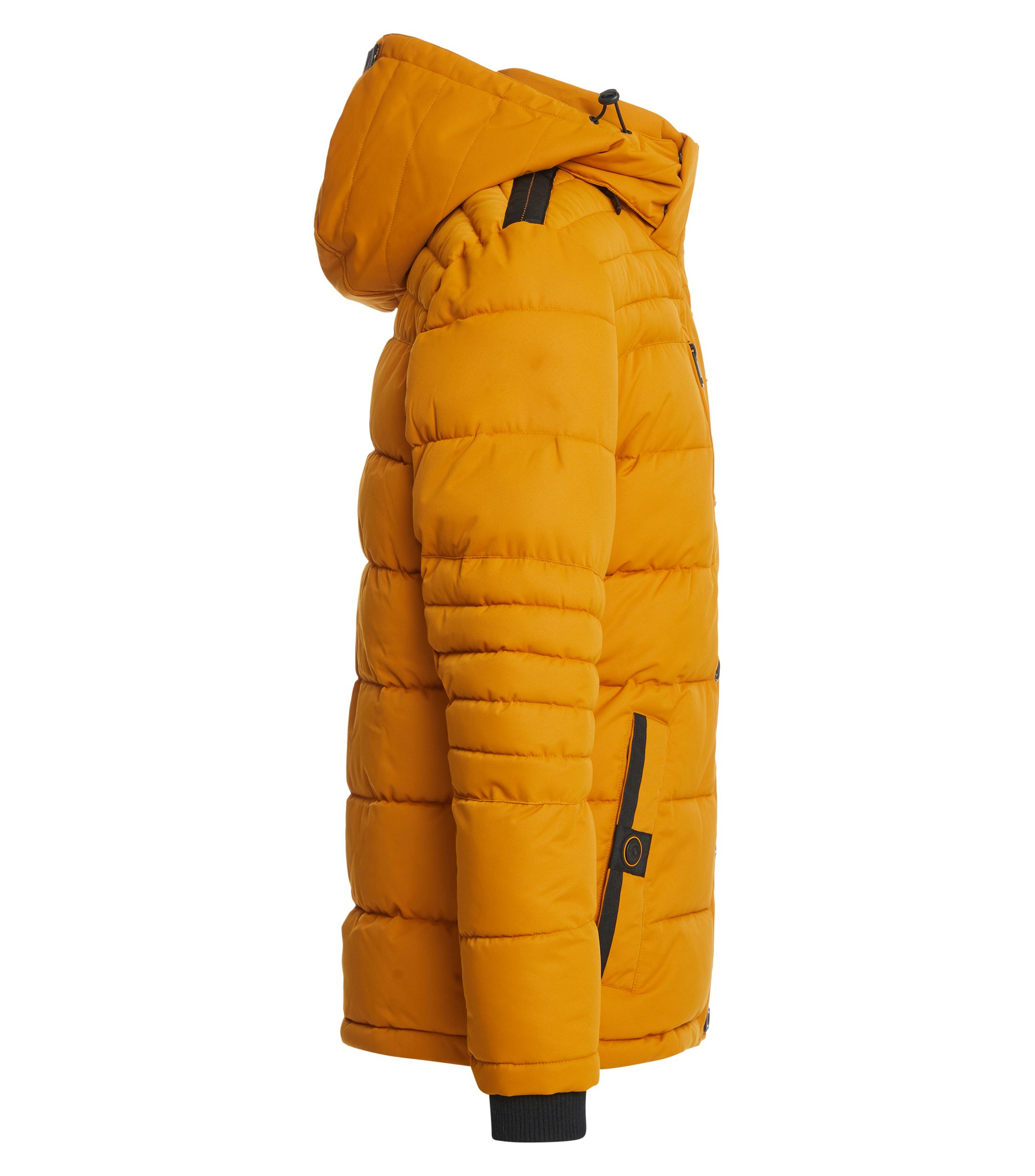 Das Model trägt eine Jacke im uni Muster in der Farbe Honiggelb