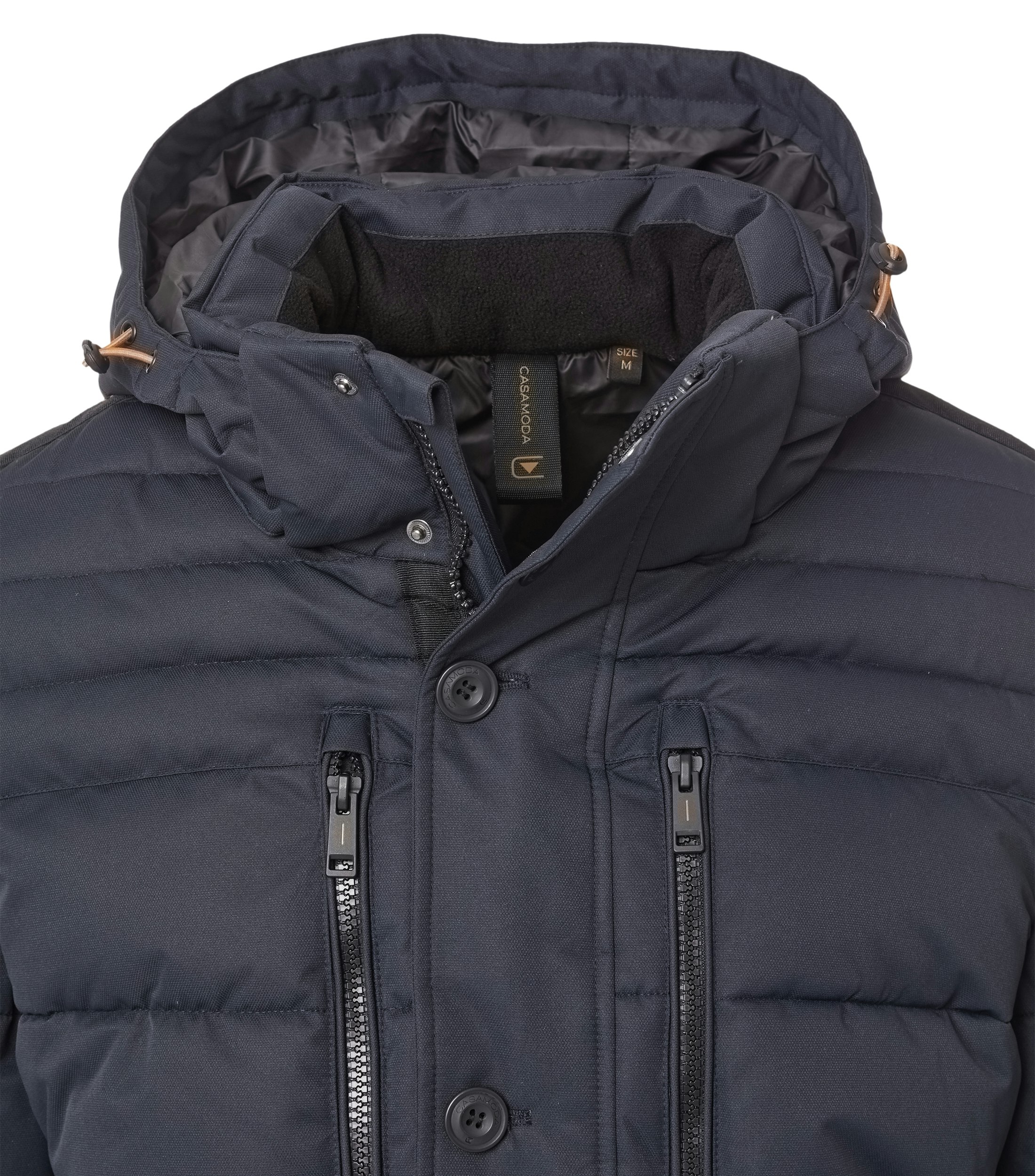 Das Model trägt eine Jacke im uni Muster in der Farbe Dunkelblau