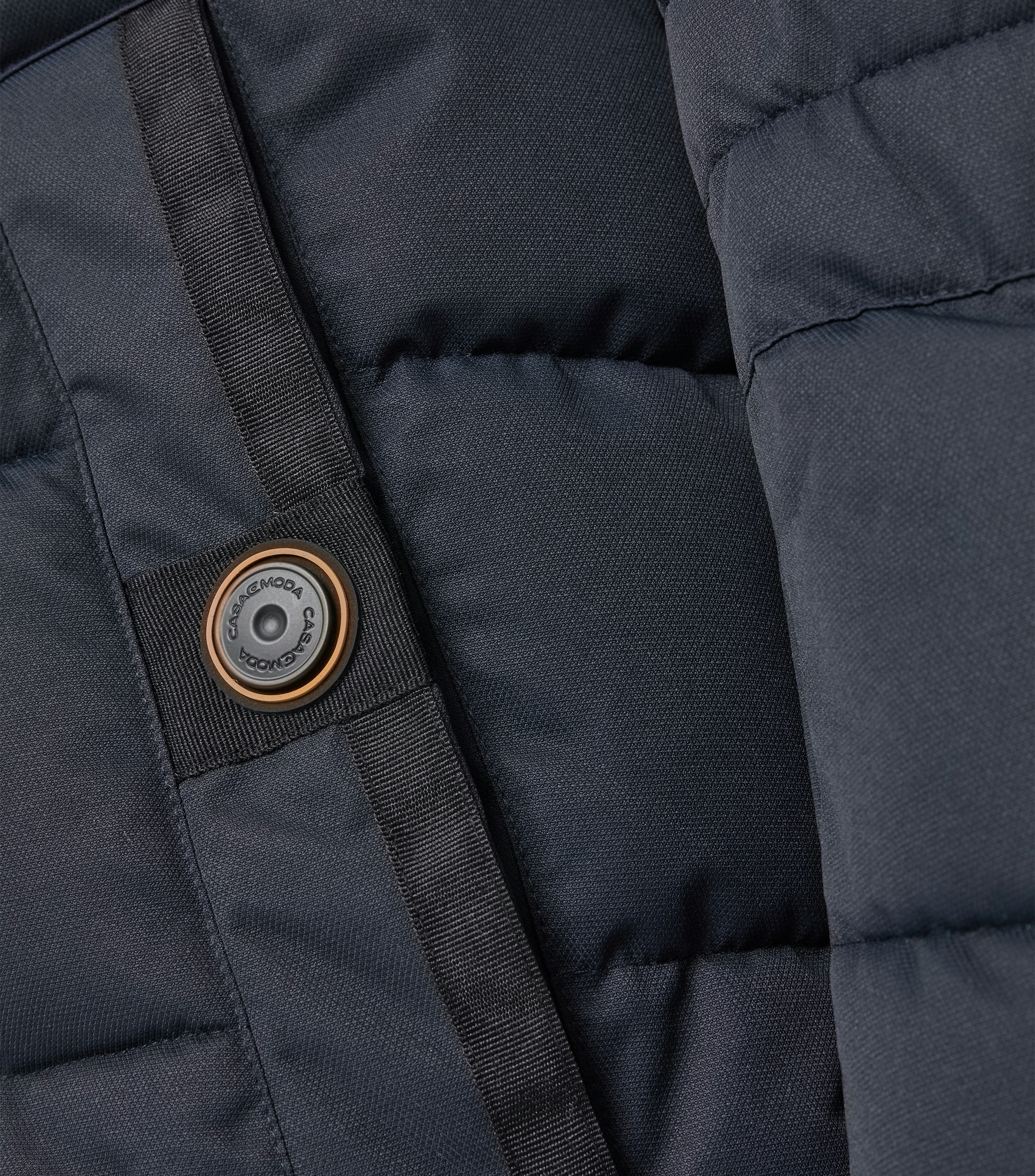 Das Model trägt eine Jacke im uni Muster in der Farbe Dunkelblau