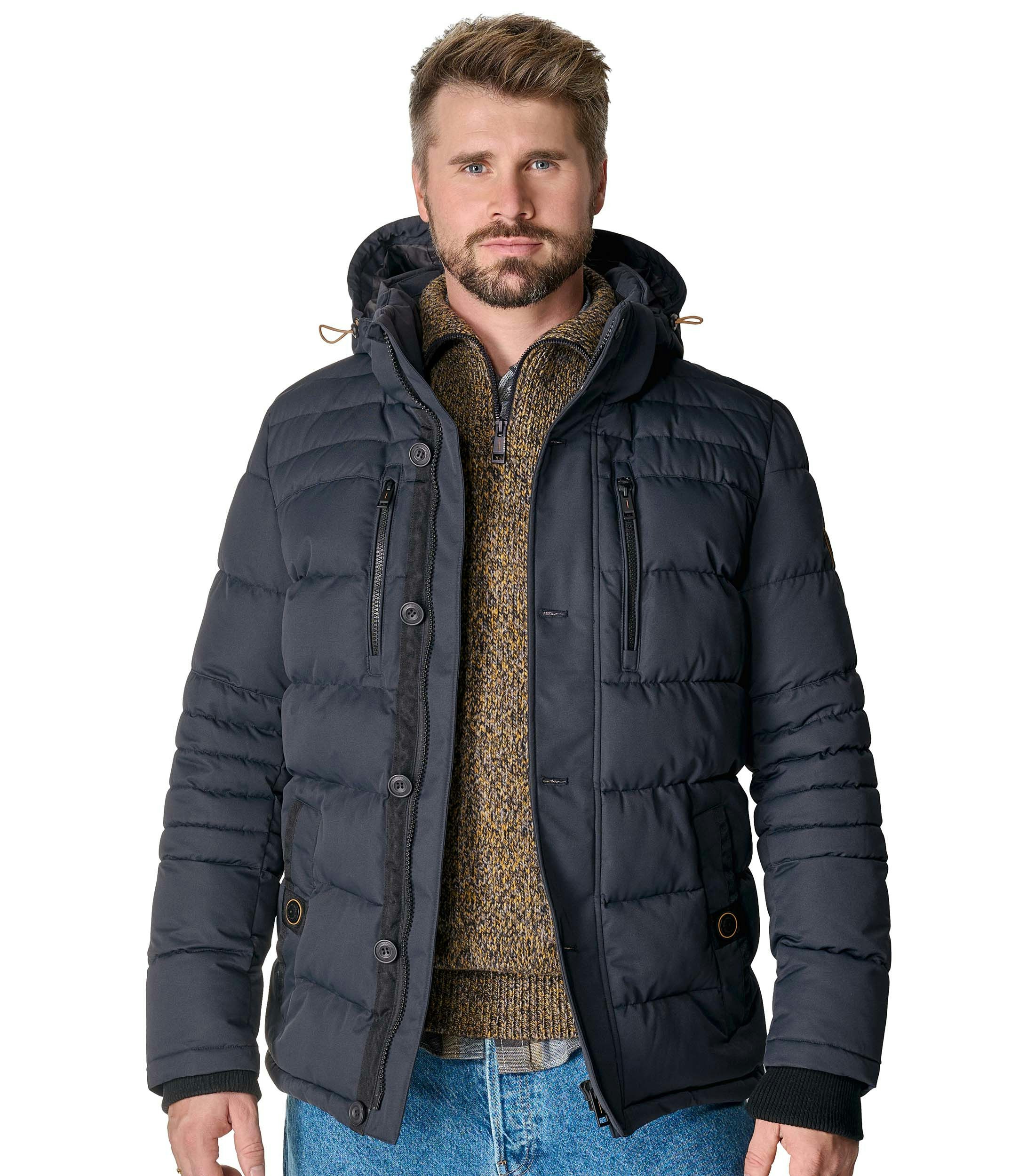 Das Model trägt eine Jacke im uni Muster in der Farbe Dunkelblau