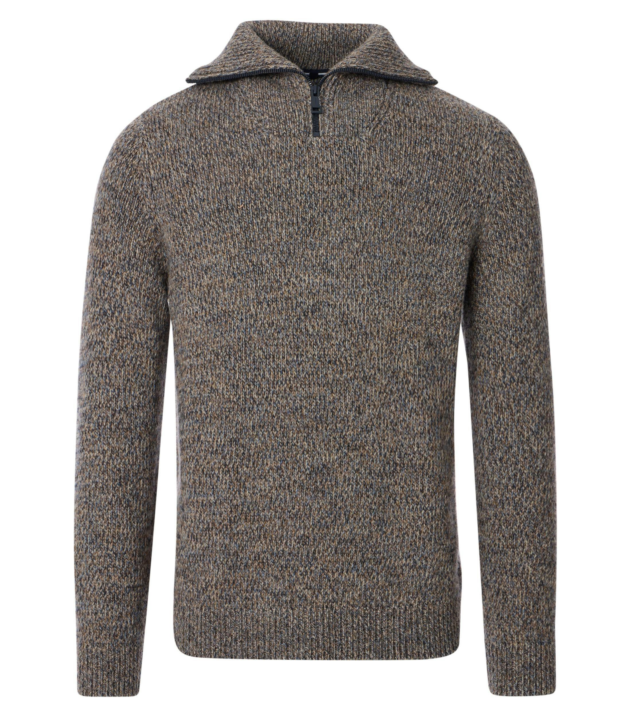 Das Model trägt ein Pullover im uni Muster in der Farbe Beige