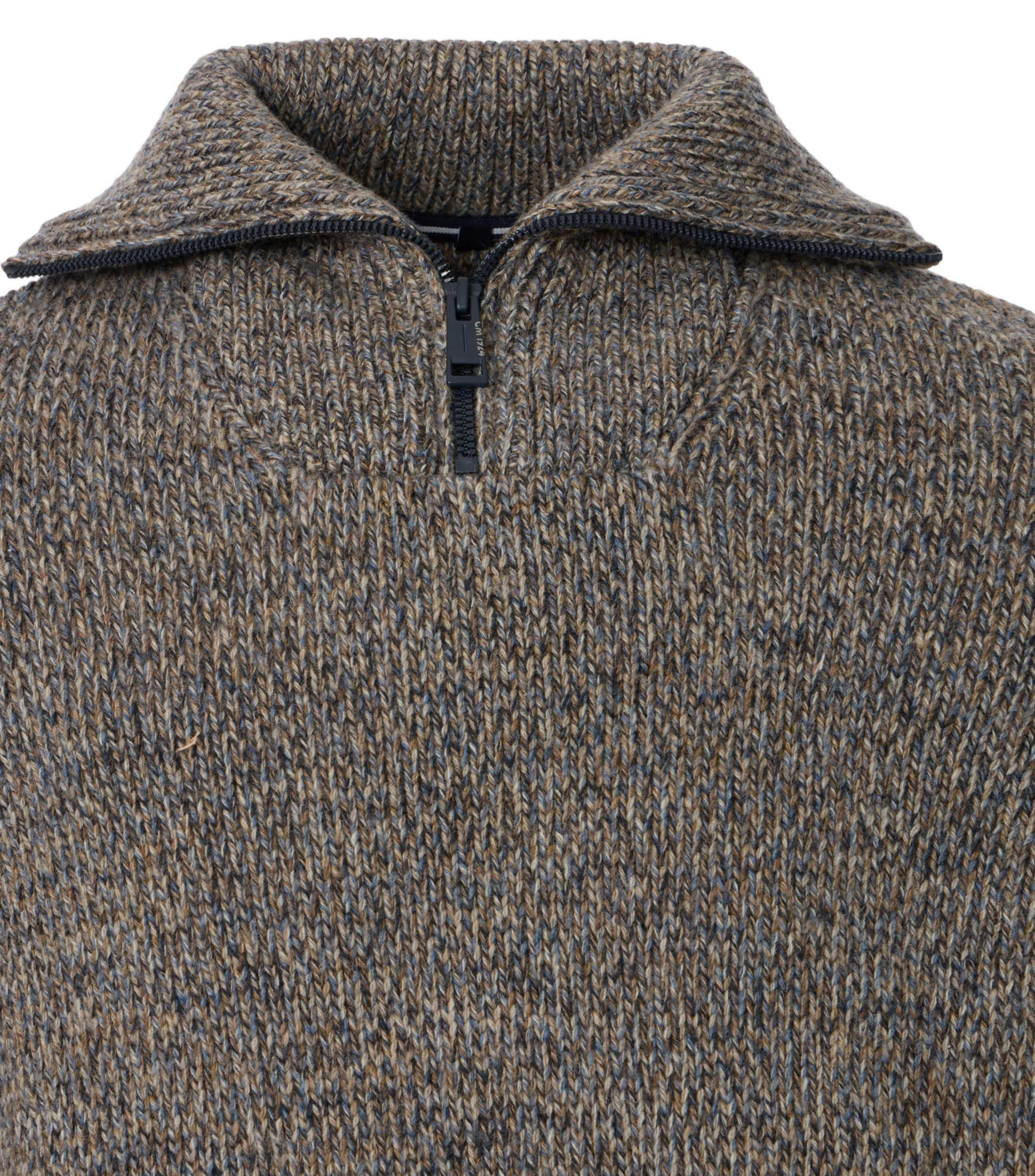 Das Model trägt ein Pullover im uni Muster in der Farbe Beige