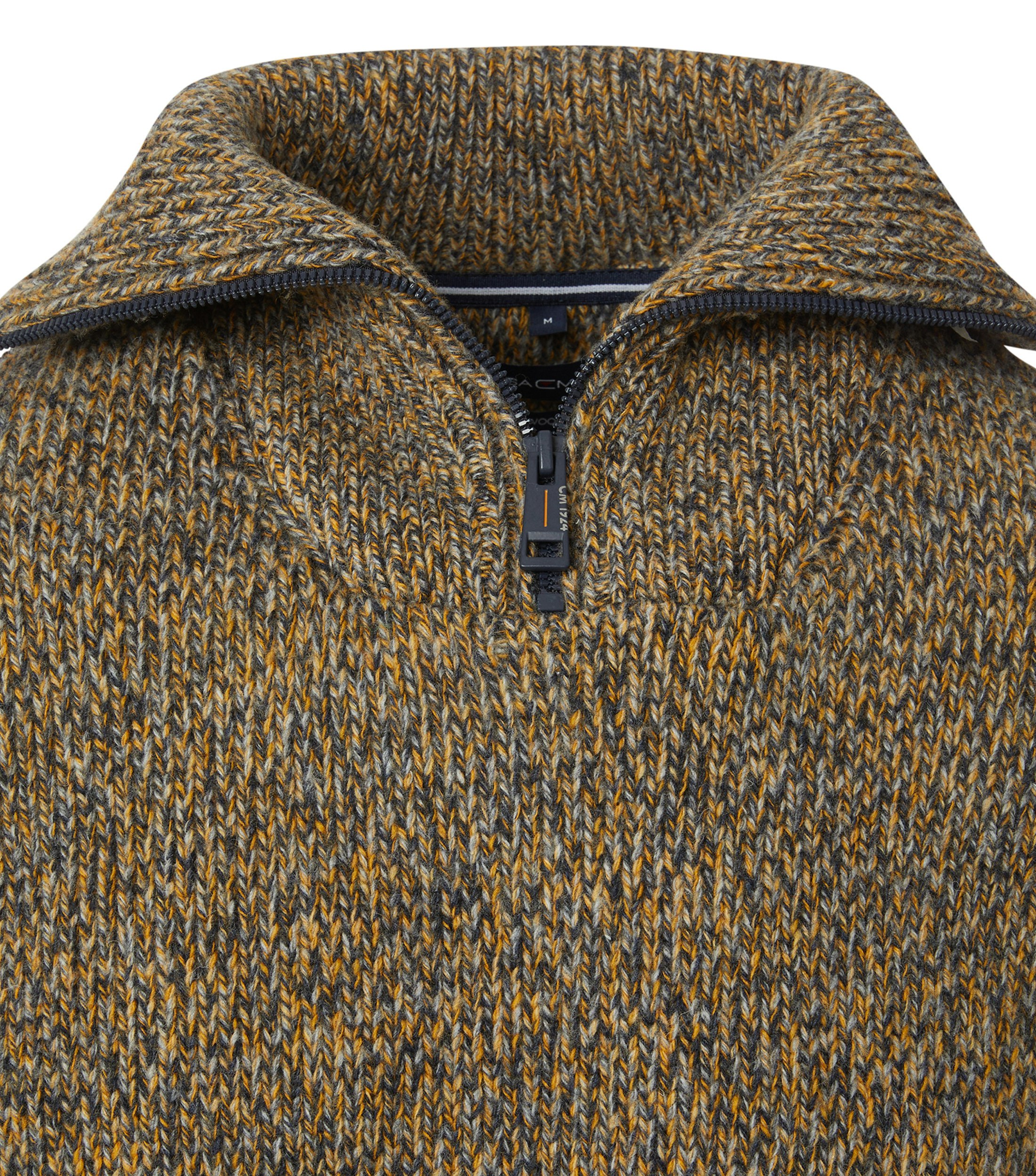 Das Model trägt ein Pullover im uni Muster in der Farbe Gelb