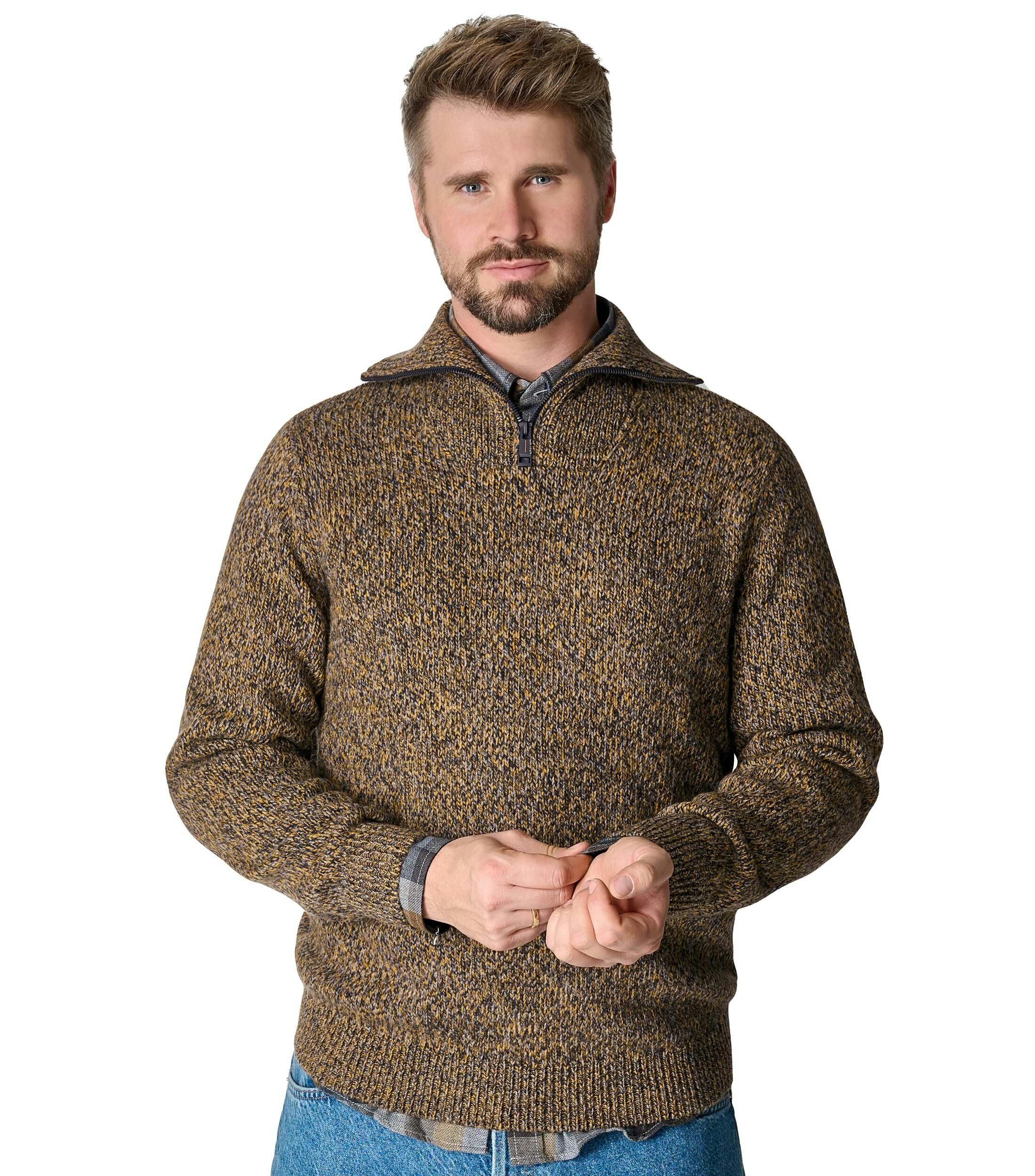 Das Model trägt ein Pullover im uni Muster in der Farbe Gelb