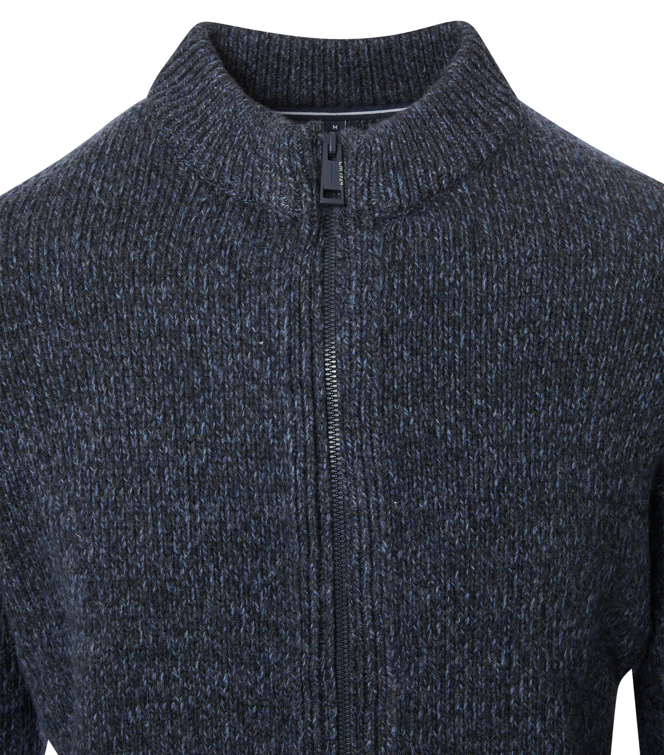 Das Model trägt eine Strickjacke im uni Muster in der Farbe Dunkelblau