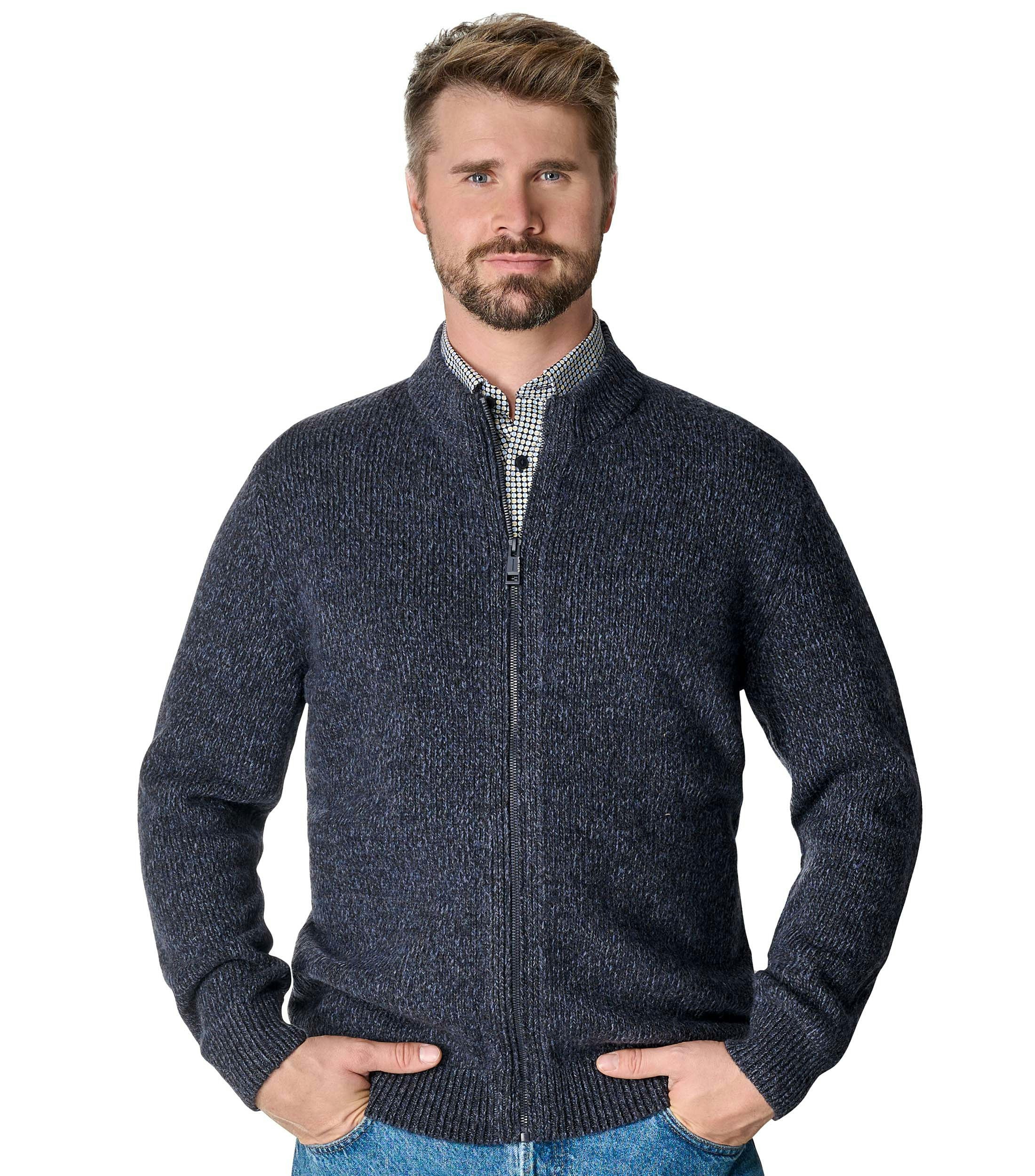 Das Model trägt eine Strickjacke im uni Muster in der Farbe Dunkelblau
