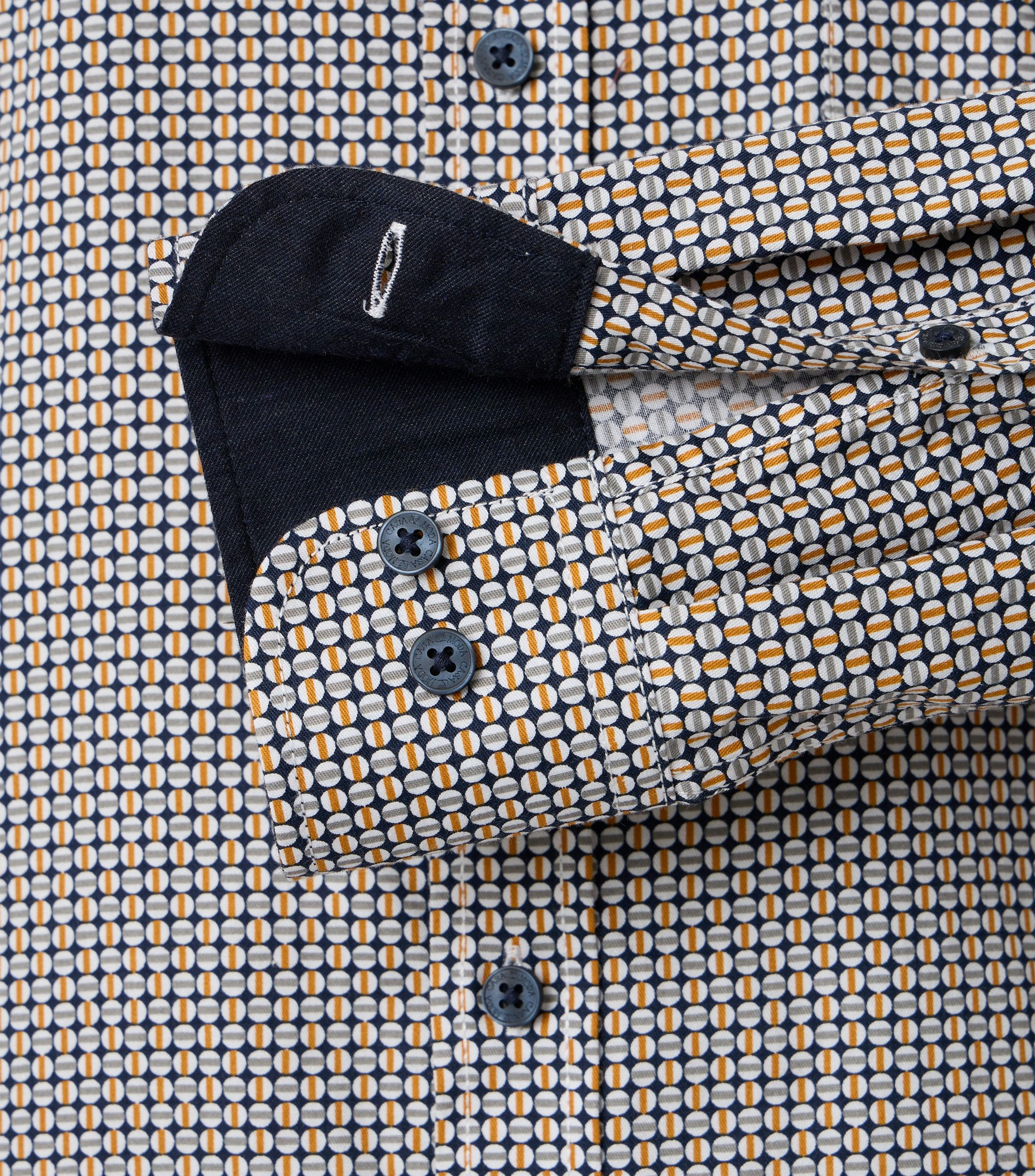 Ein Freizeithemd im Print Muster in der Farbe Hellgelb