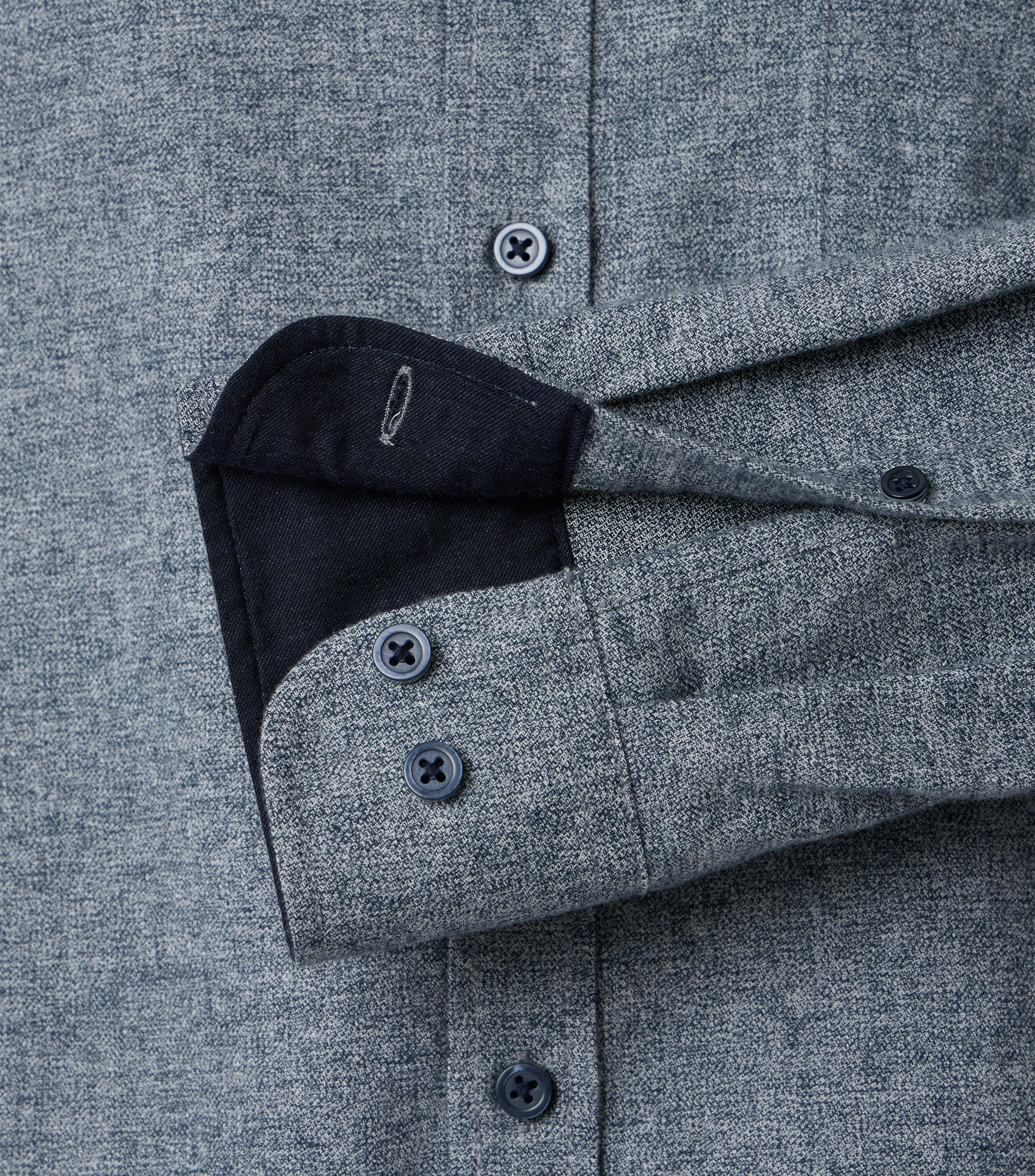 Ein Freizeithemd im uni Muster in der Farbe Blau