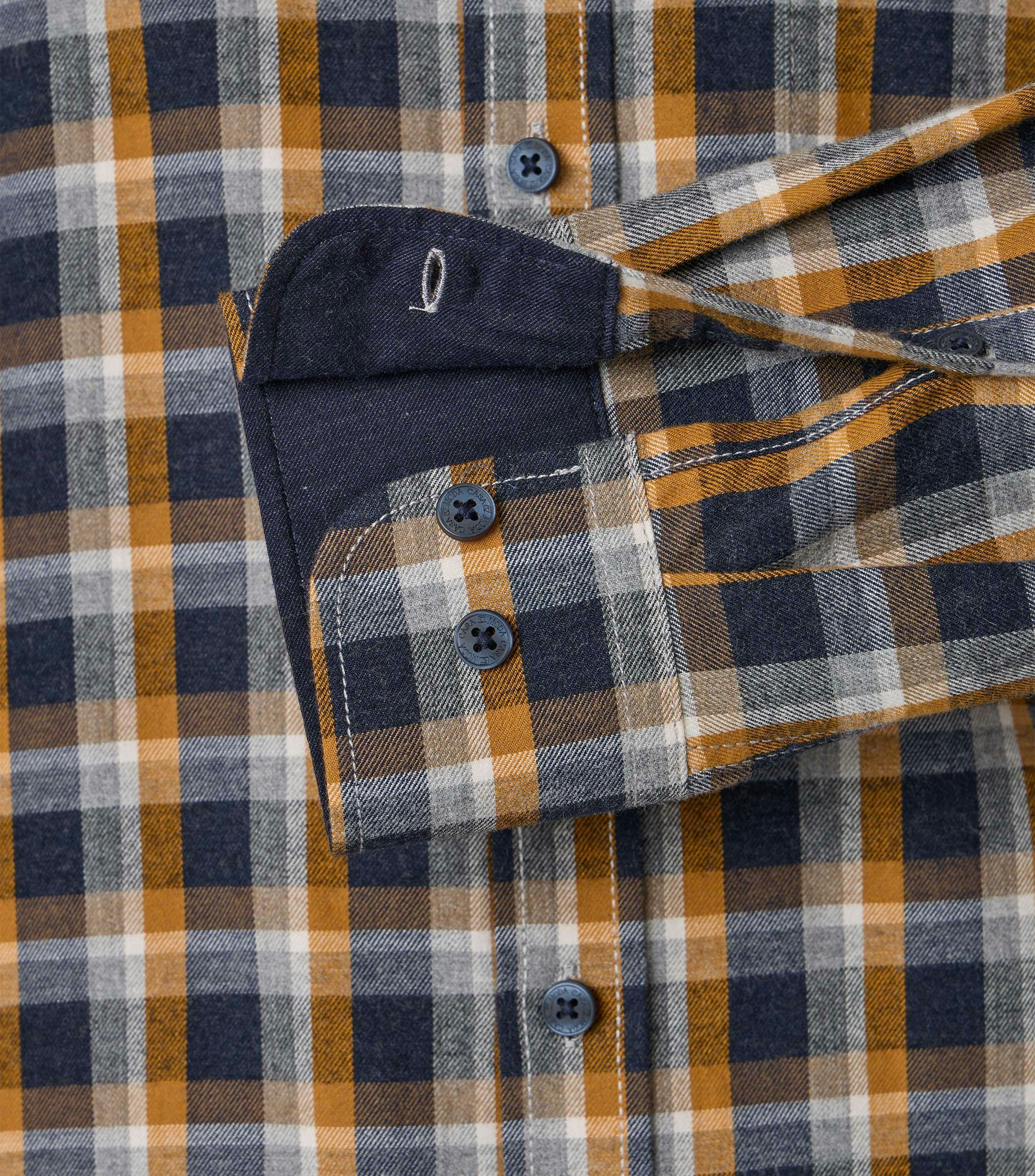 Ein Freizeithemd im kariert Muster in der Farbe Gelb