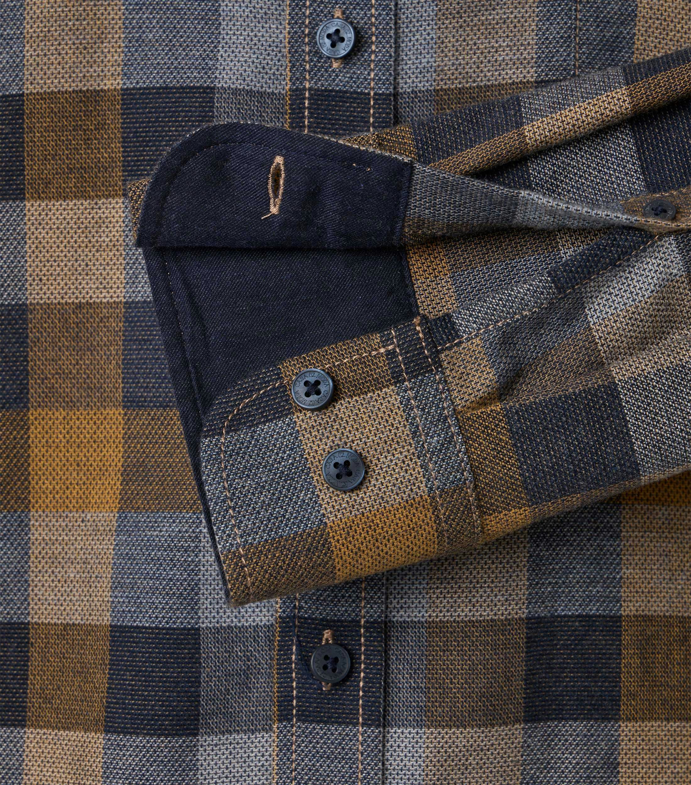 Das Model trägt ein Freizeithemd im kariert Muster in der Farbe Gelb