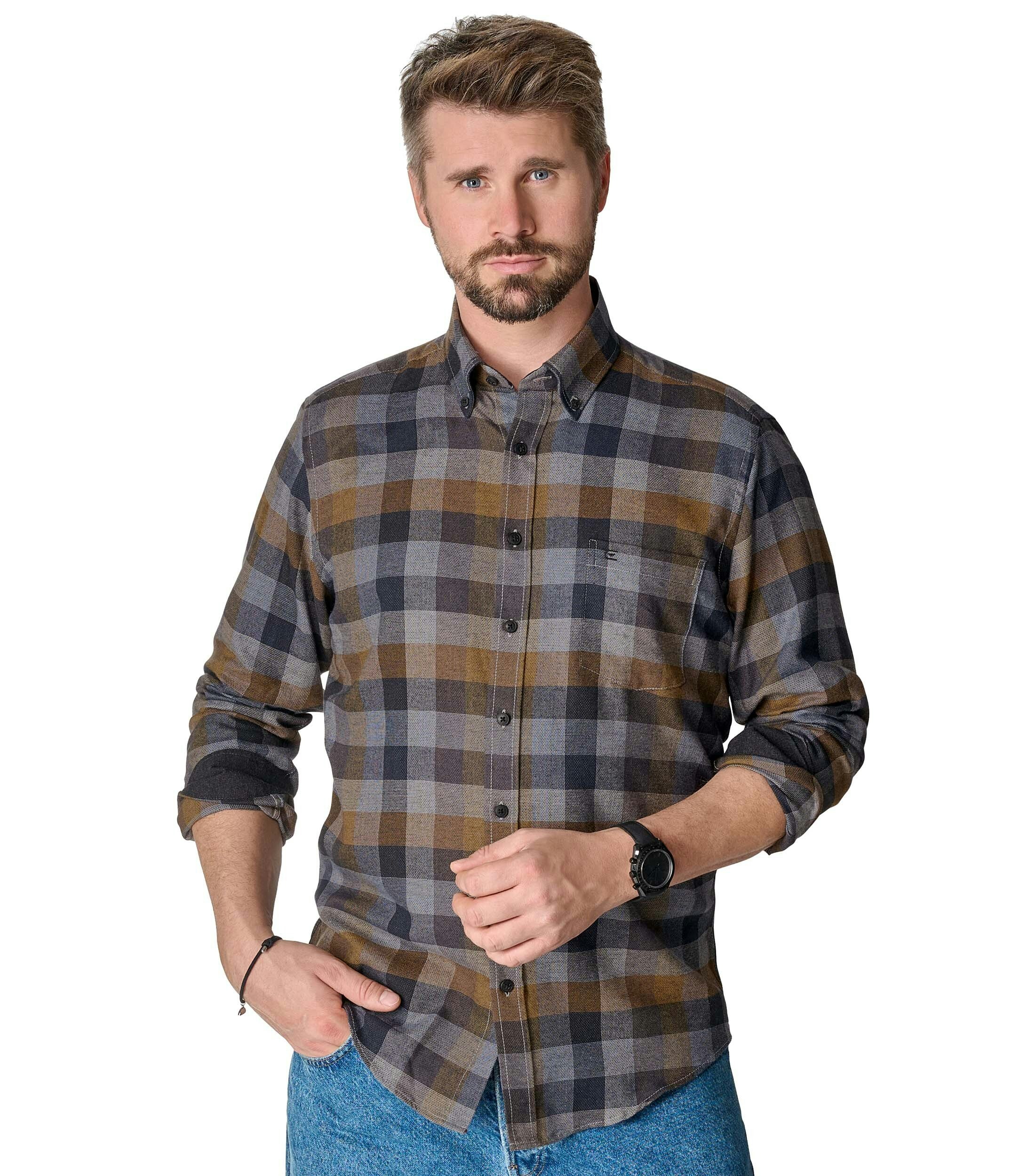 Das Model trägt ein Freizeithemd im kariert Muster in der Farbe Gelb