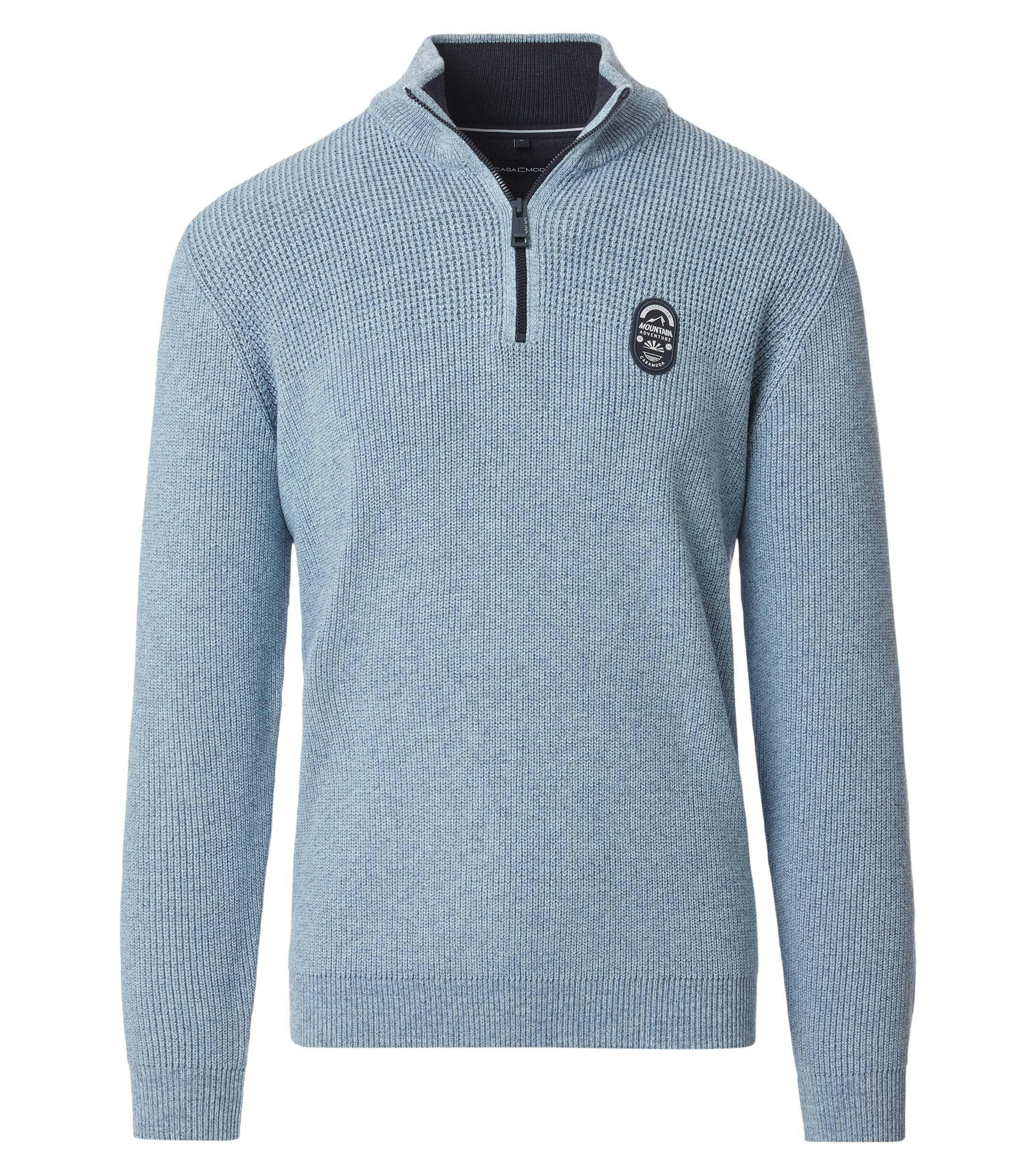 Das Model trägt ein Pullover im uni Muster in der Farbe Hellblau