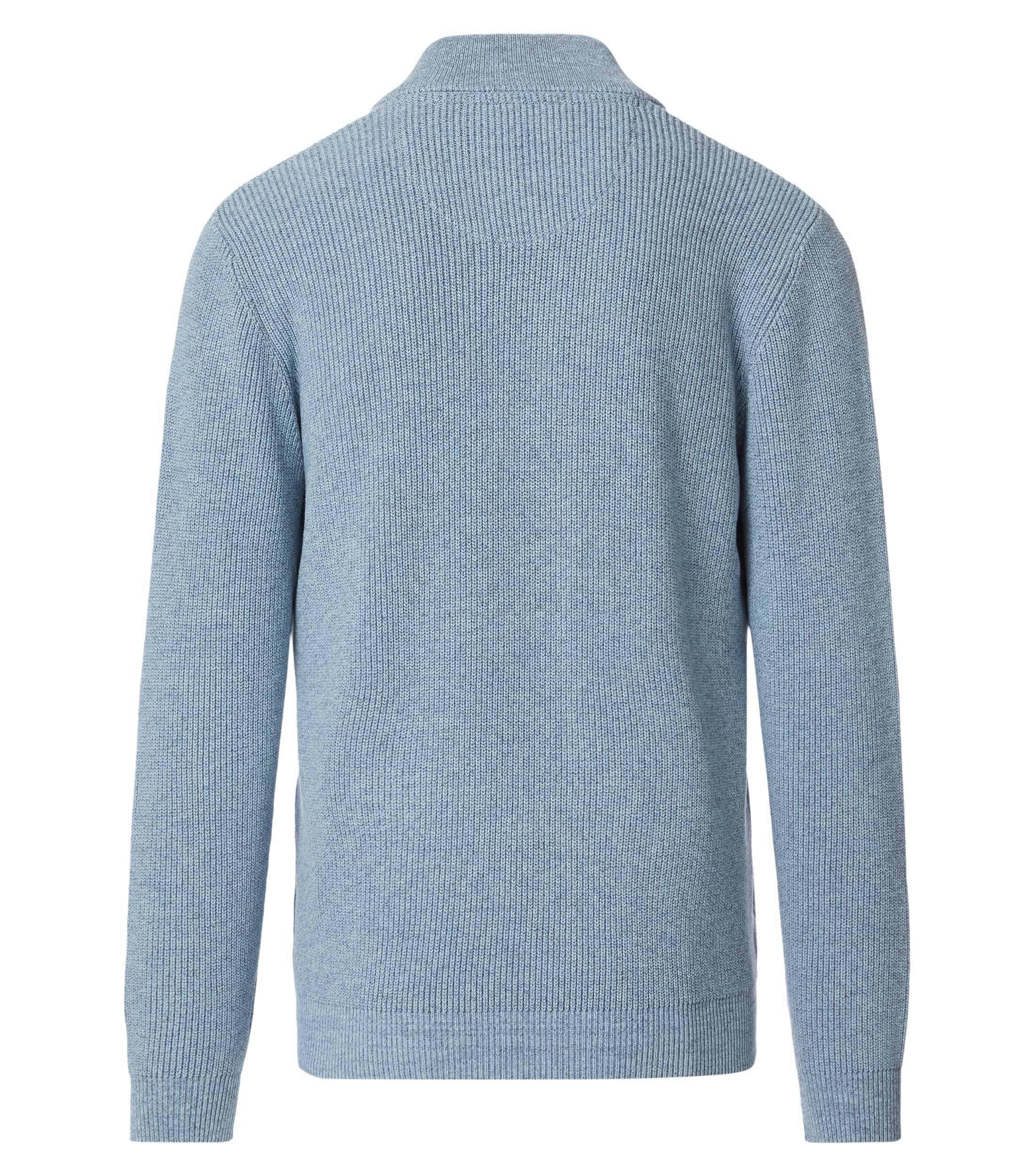 Das Model trägt ein Pullover im uni Muster in der Farbe Hellblau