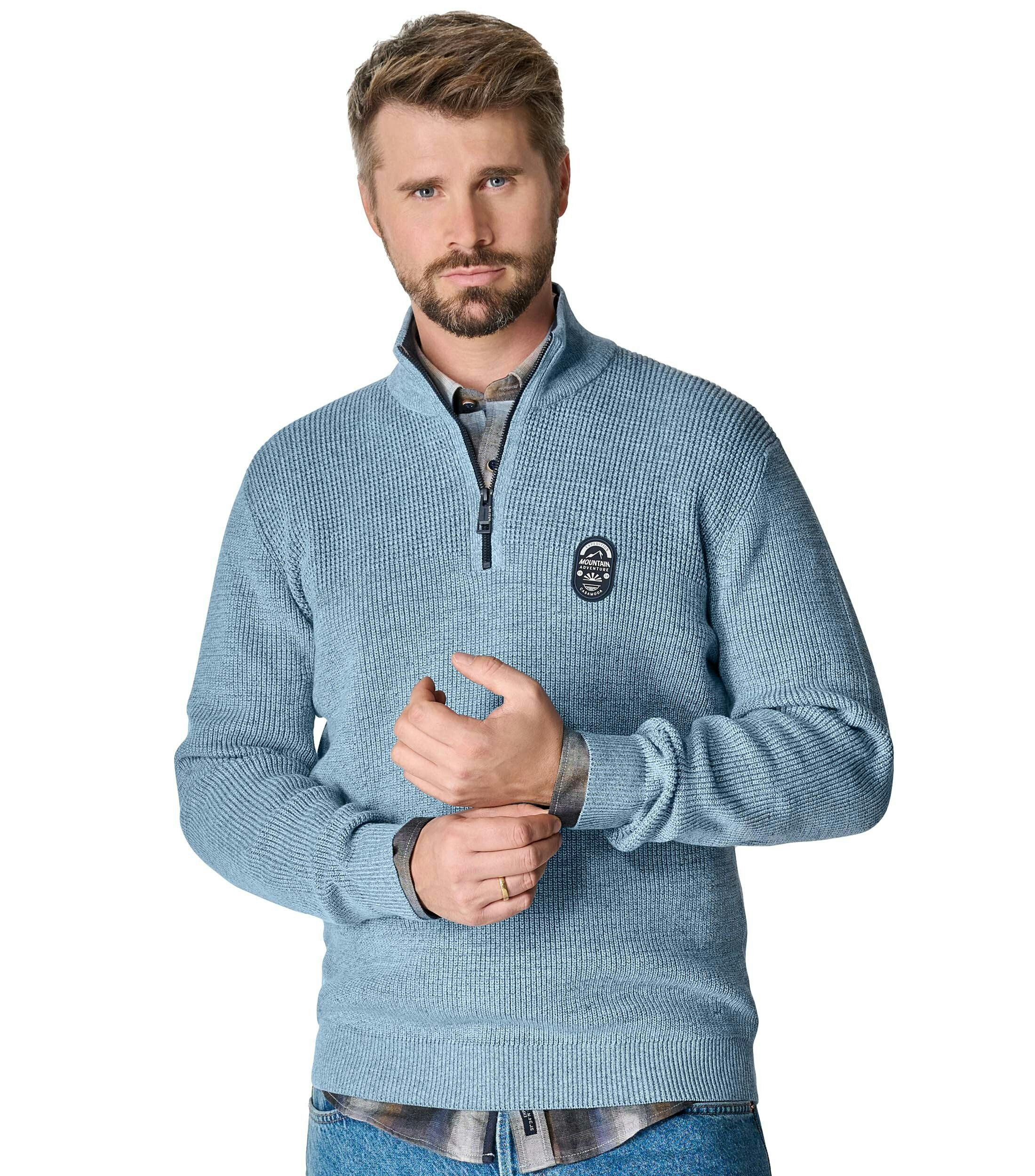 Das Model trägt ein Pullover im uni Muster in der Farbe Hellblau