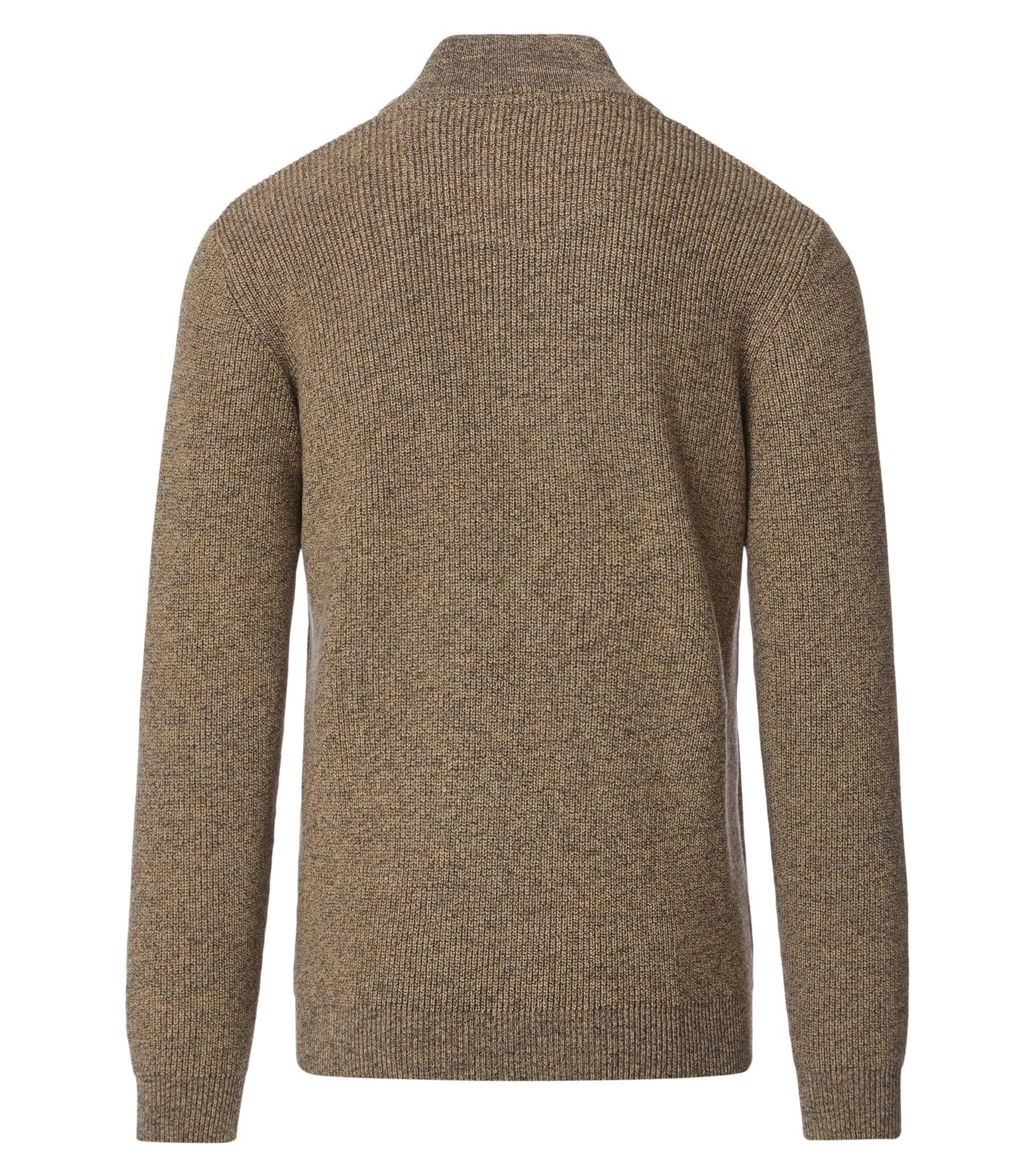 Das Model trägt ein Pullover im uni Muster in der Farbe Hellbraun