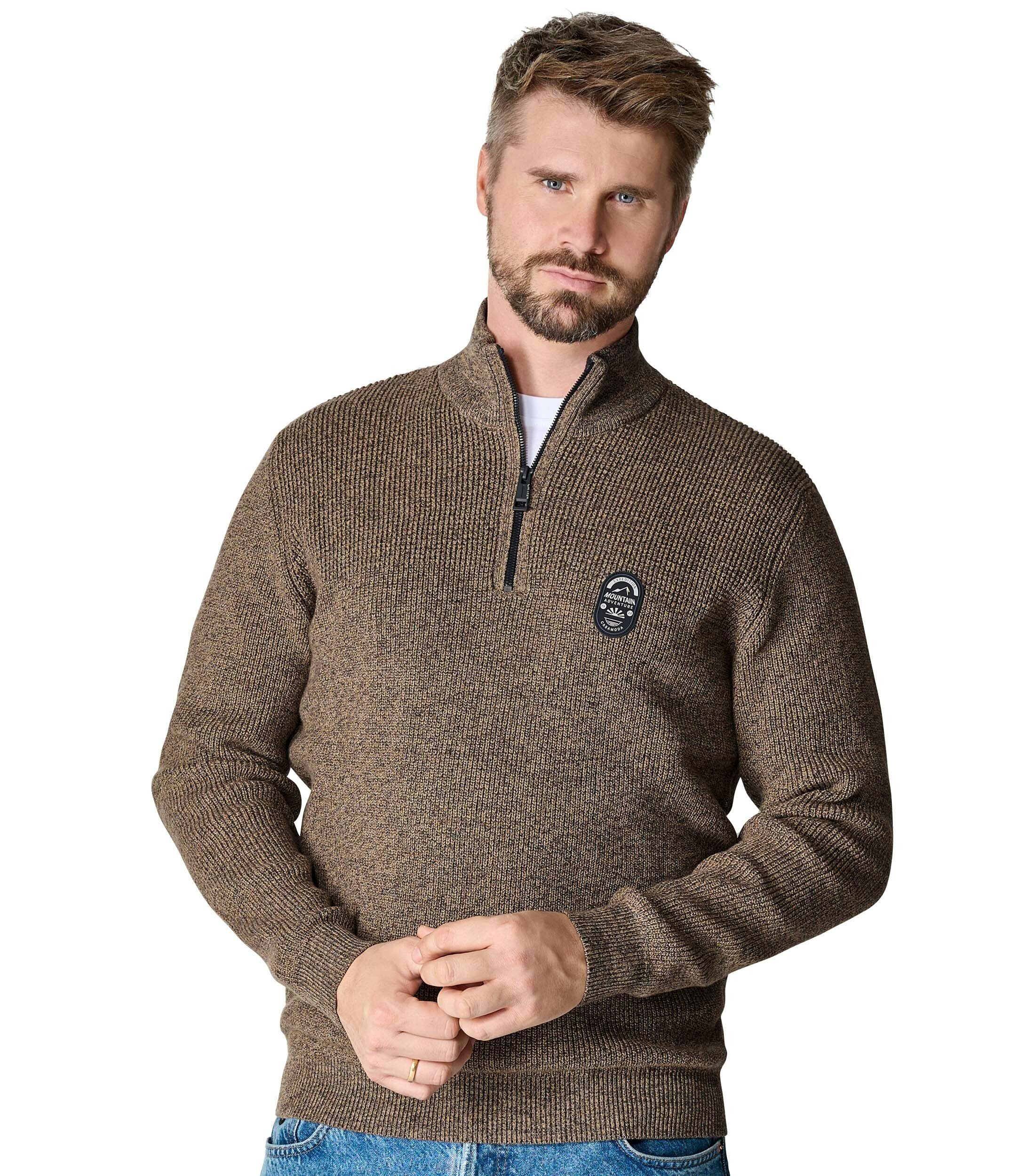 Das Model trägt ein Pullover im uni Muster in der Farbe Hellbraun