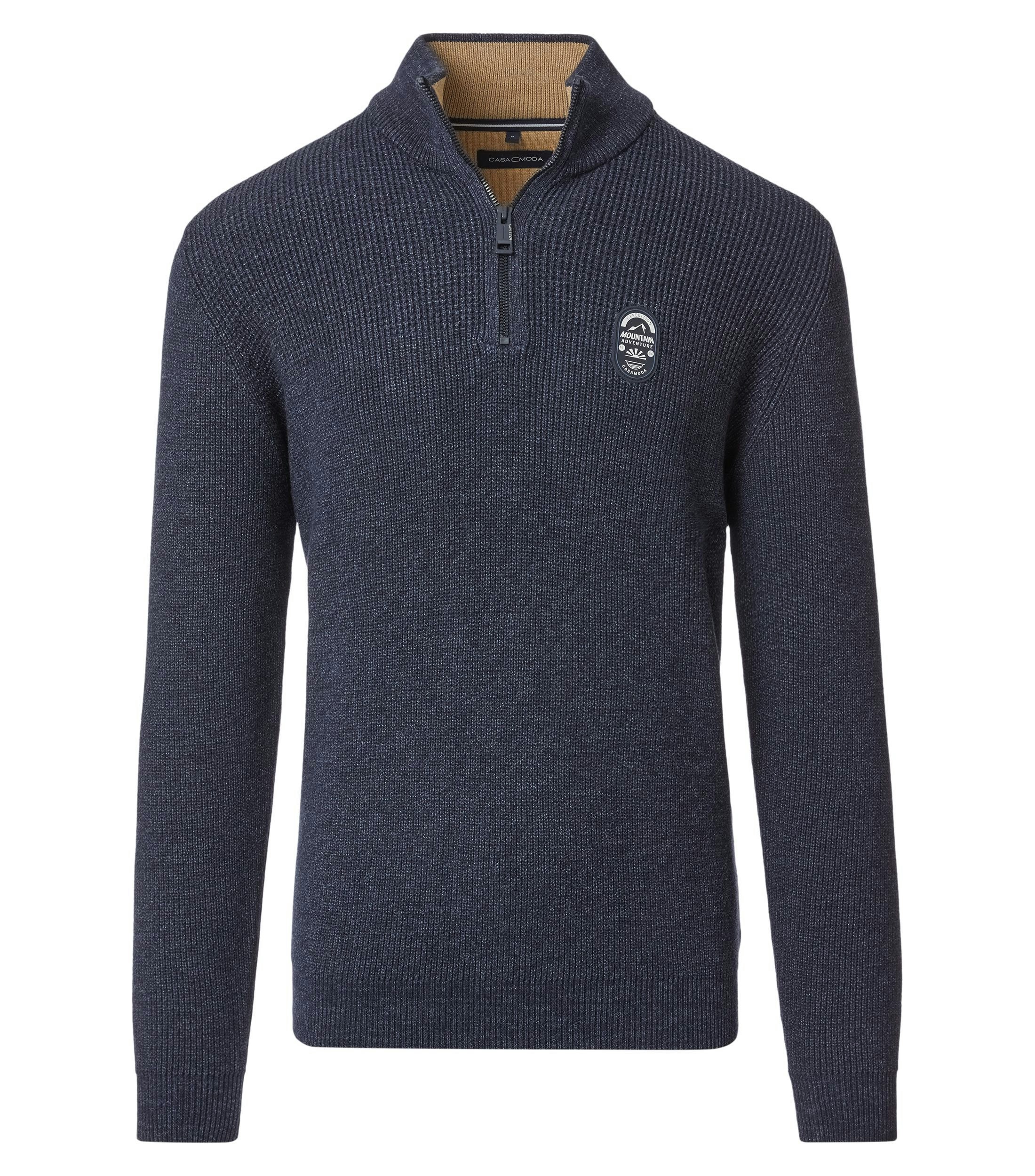 Das Model trägt ein Pullover im uni Muster in der Farbe Dunkelblau