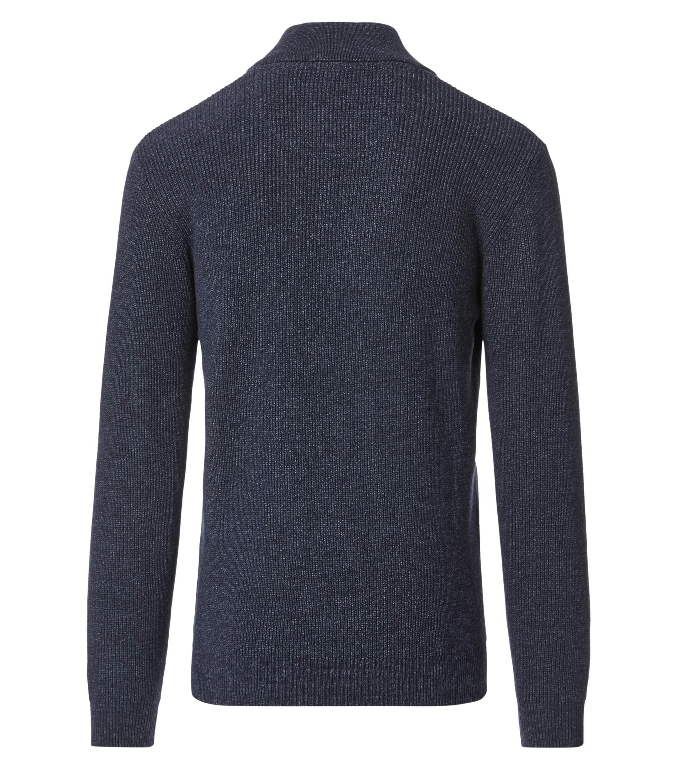 Das Model trägt ein Pullover im uni Muster in der Farbe Dunkelblau