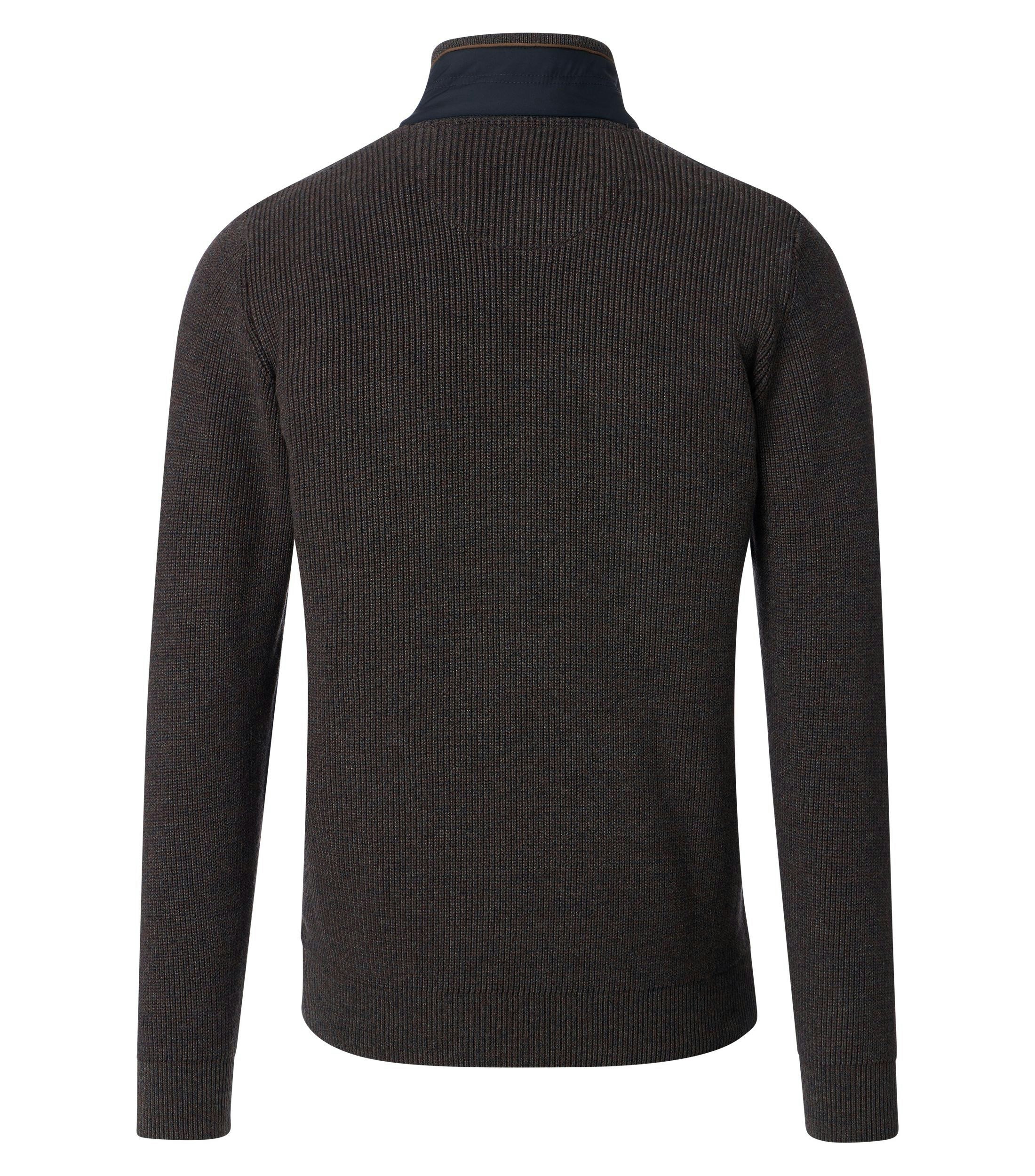 Das Model trägt eine Strickjacke im uni Muster in der Farbe Beige