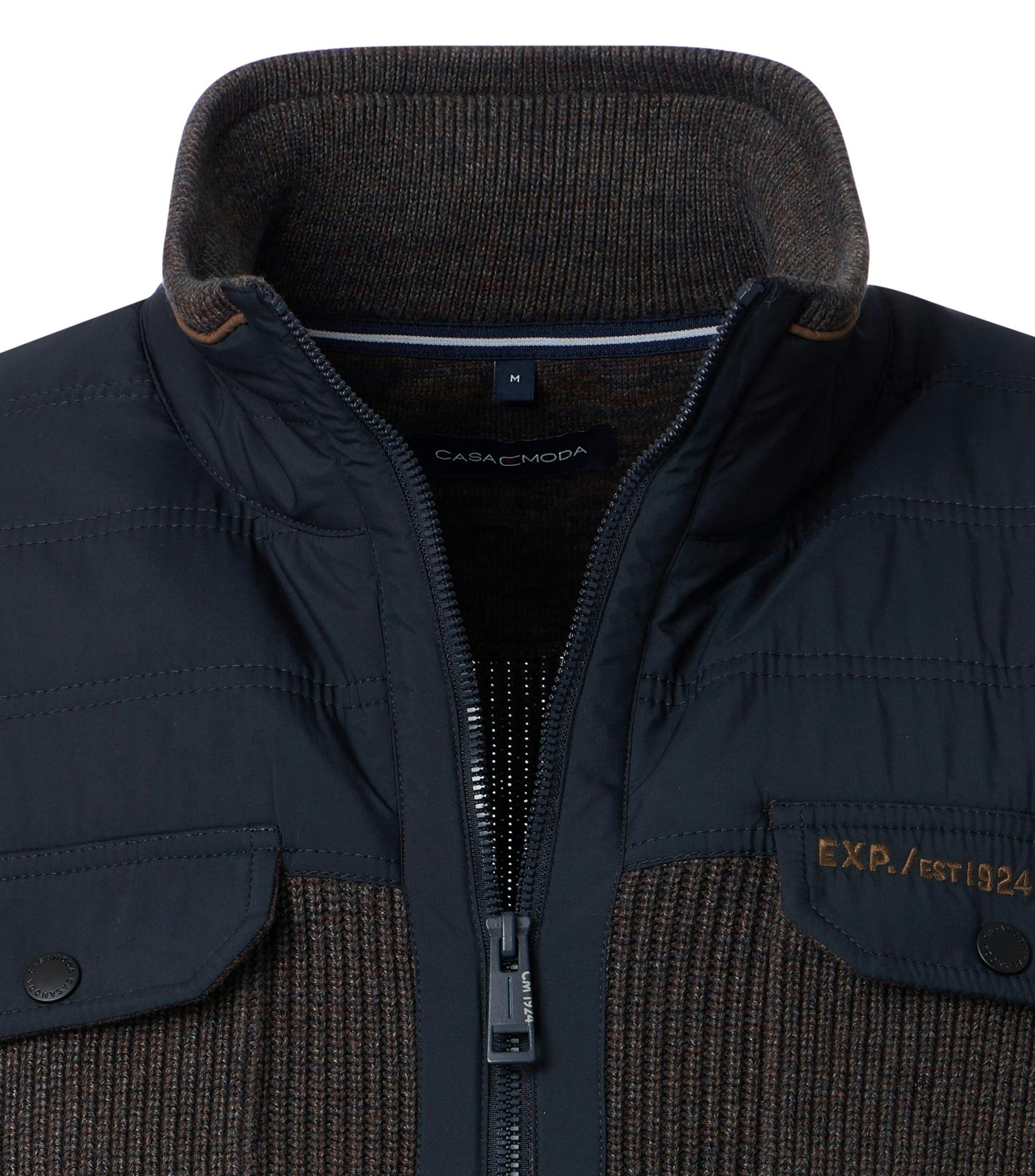 Das Model trägt eine Strickjacke im uni Muster in der Farbe Beige