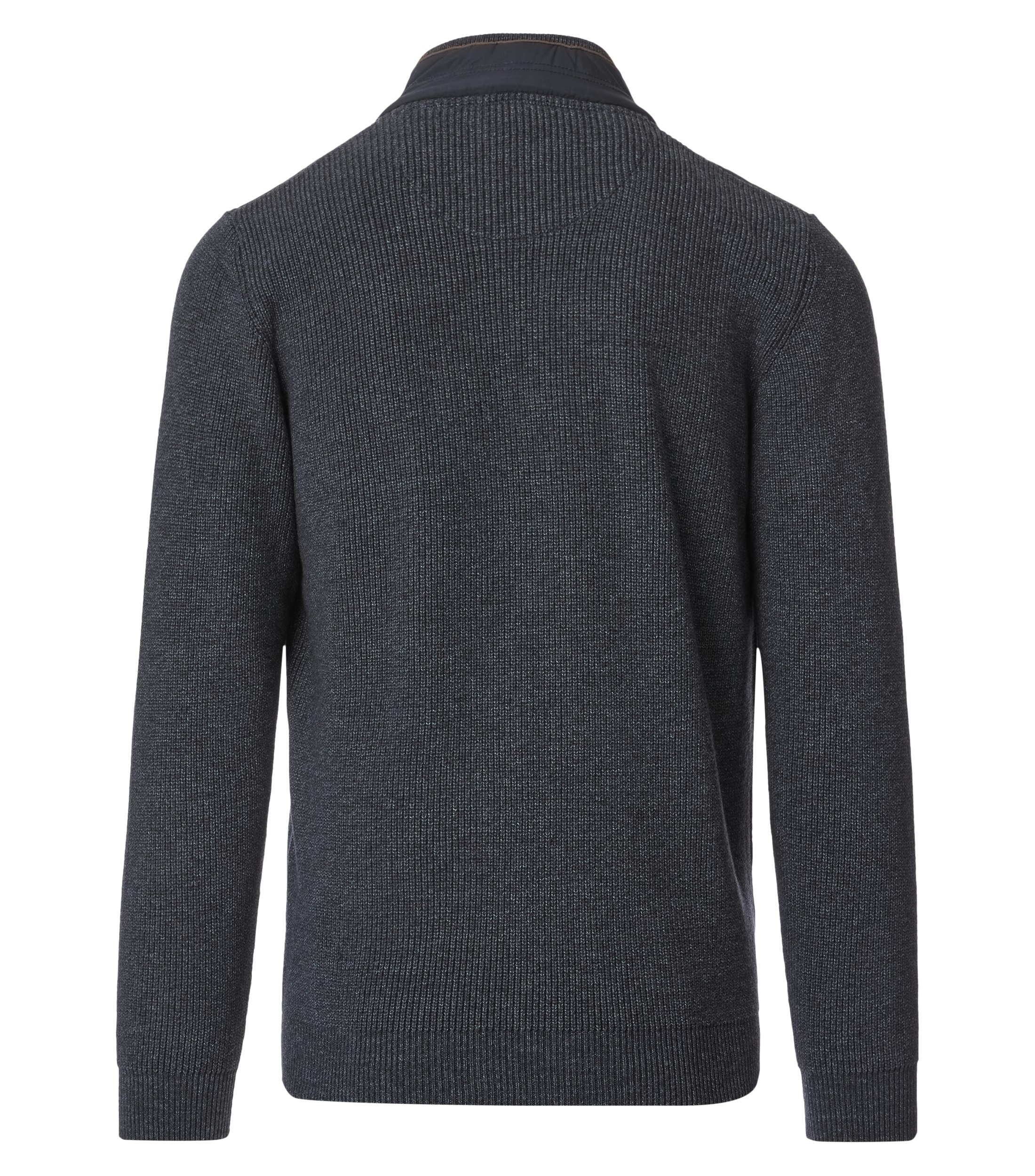 Das Model trägt eine Strickjacke im uni Muster in der Farbe Dunkelblau