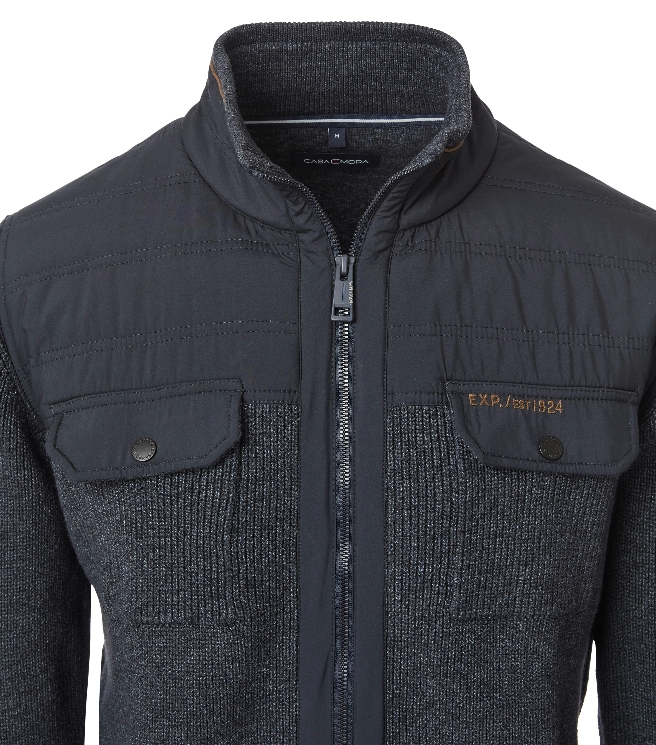 Das Model trägt eine Strickjacke im uni Muster in der Farbe Dunkelblau