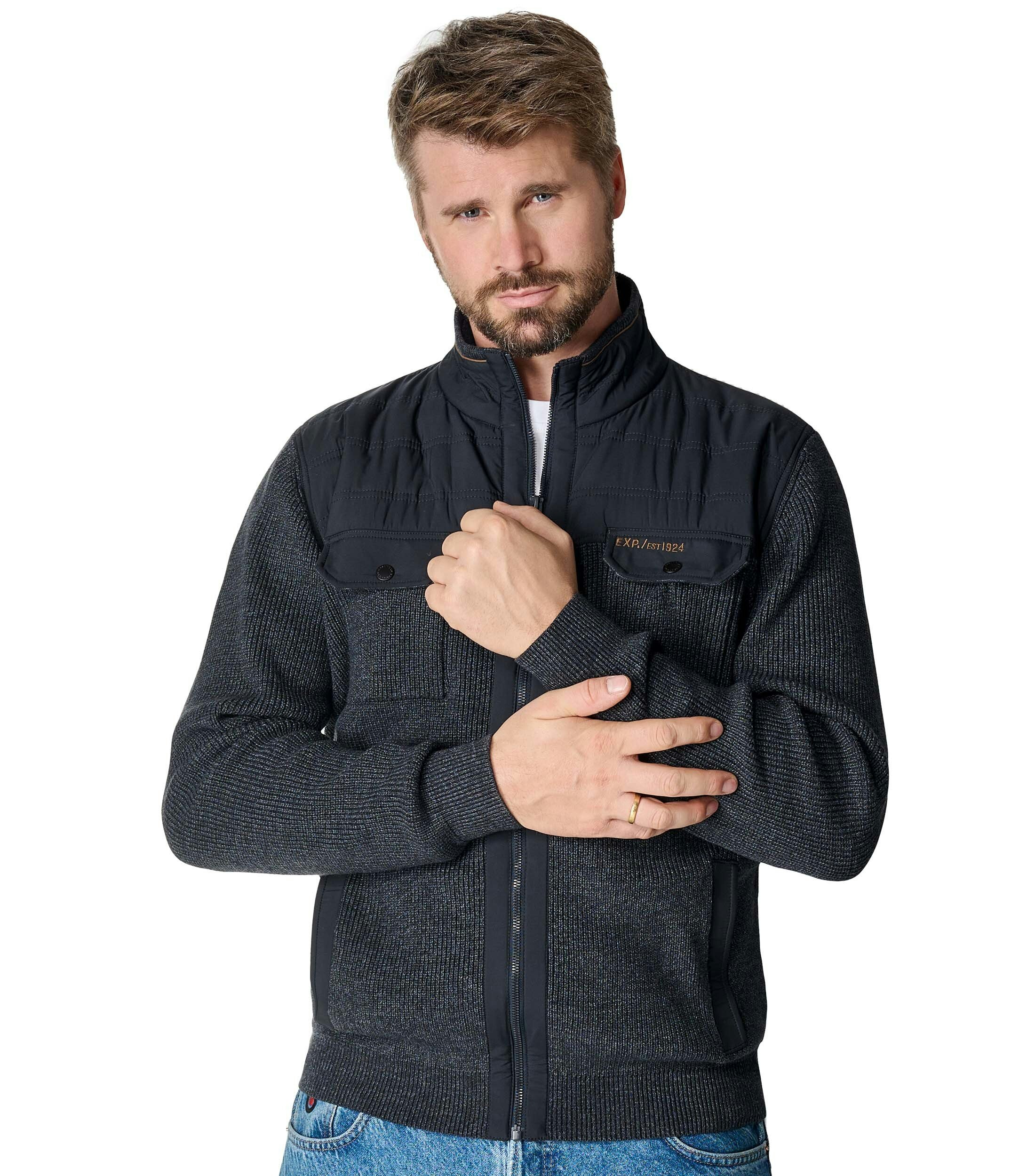 Das Model trägt eine Strickjacke im uni Muster in der Farbe Dunkelblau